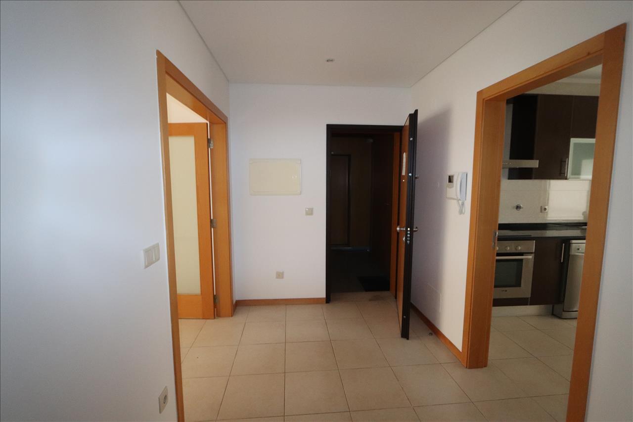 Apartamento T3 com Duas Varandas, Garagem Box e Lugar de estacionamento na Vila Serena, Pinhal Novo - Image 2