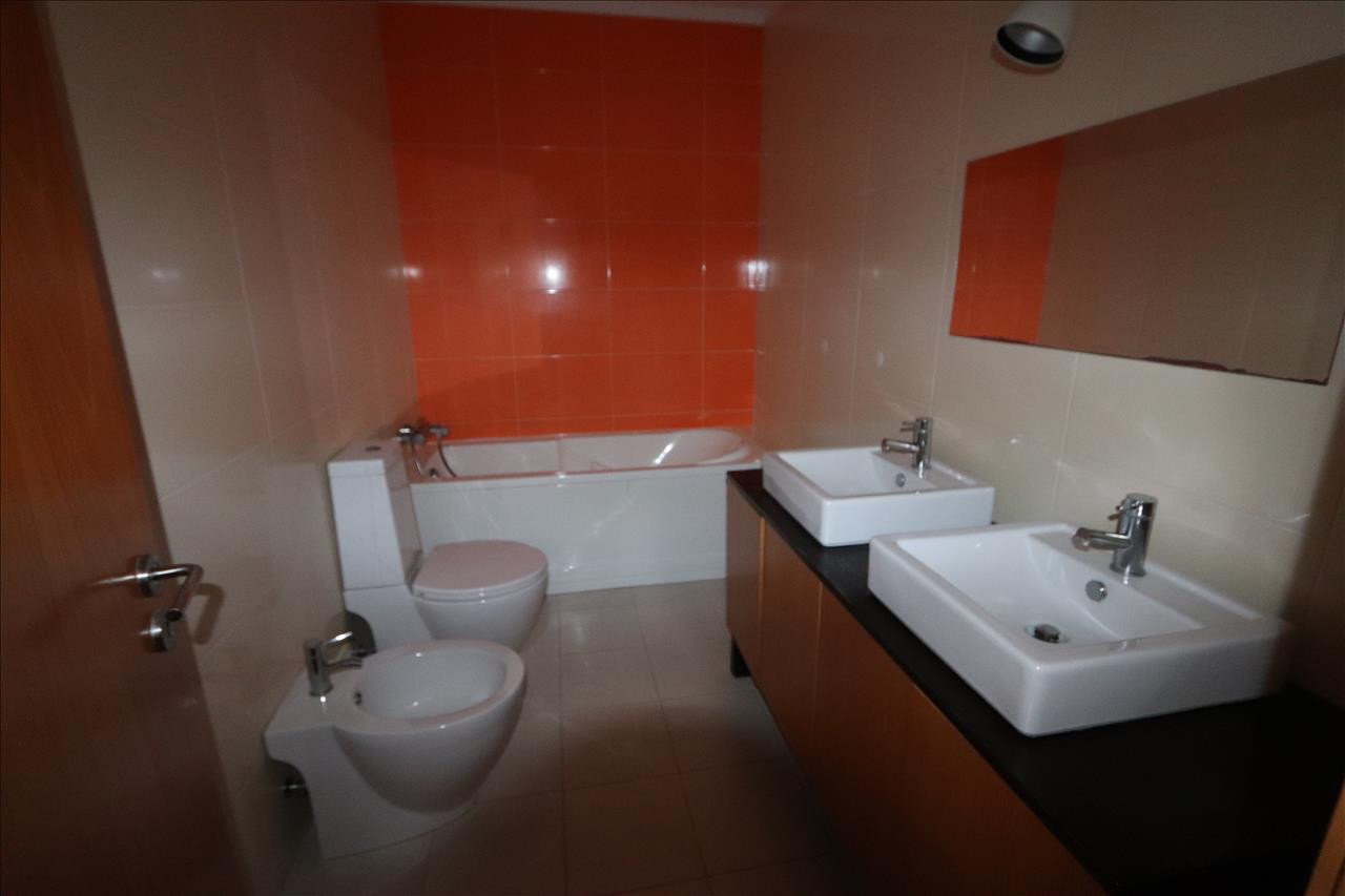 Apartamento T3 com Duas Varandas, Garagem Box e Lugar de estacionamento na Vila Serena, Pinhal Novo - Image 11