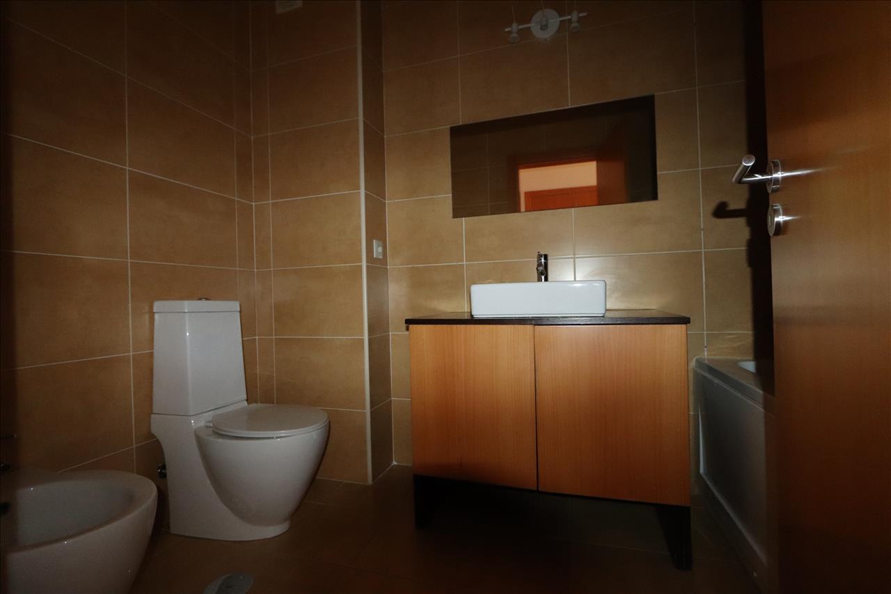 Apartamento T3 com Duas Varandas, Garagem Box e Lugar de estacionamento na Vila Serena, Pinhal Novo - Image 10