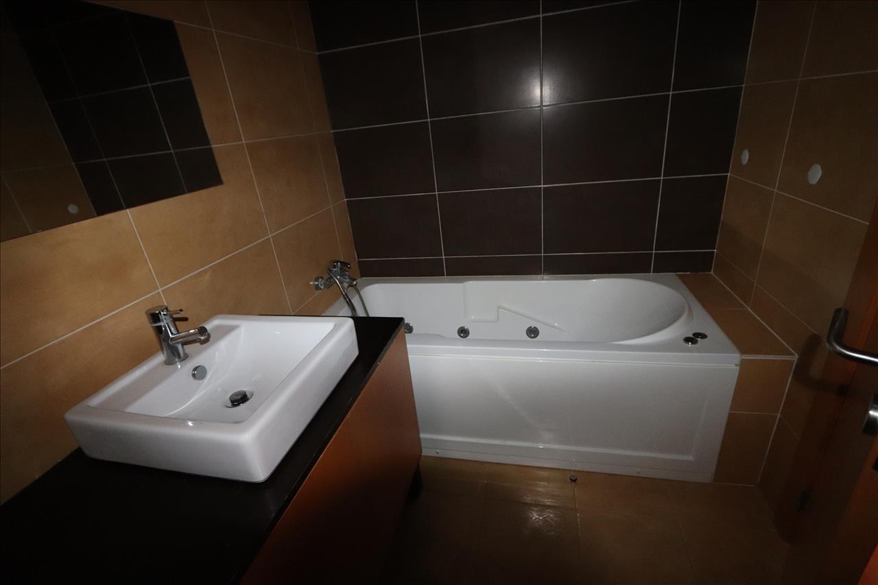 Apartamento T3 com Duas Varandas, Garagem Box e Lugar de estacionamento na Vila Serena, Pinhal Novo - Image 12
