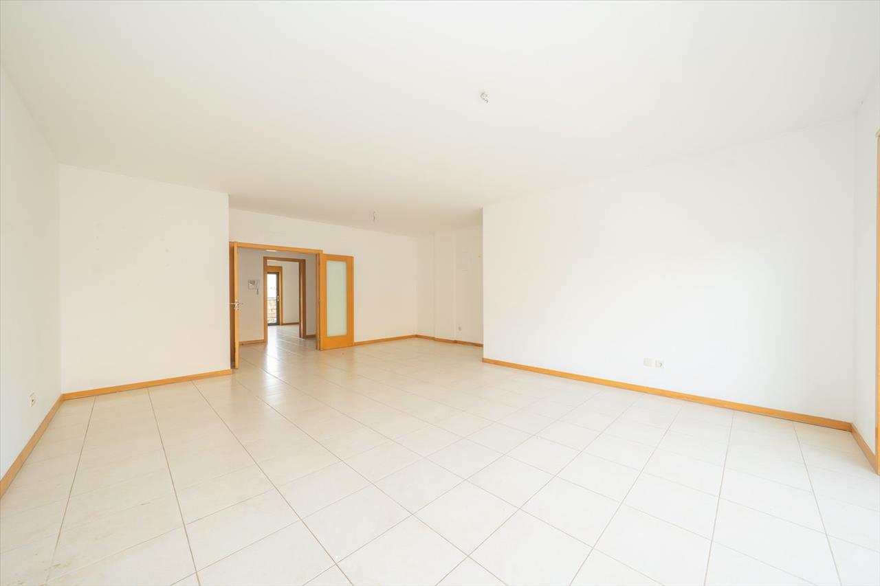 Apartamento T3 com Duas Varandas, Garagem Box e Lugar de estacionamento na Vila Serena, Pinhal Novo - Image 3