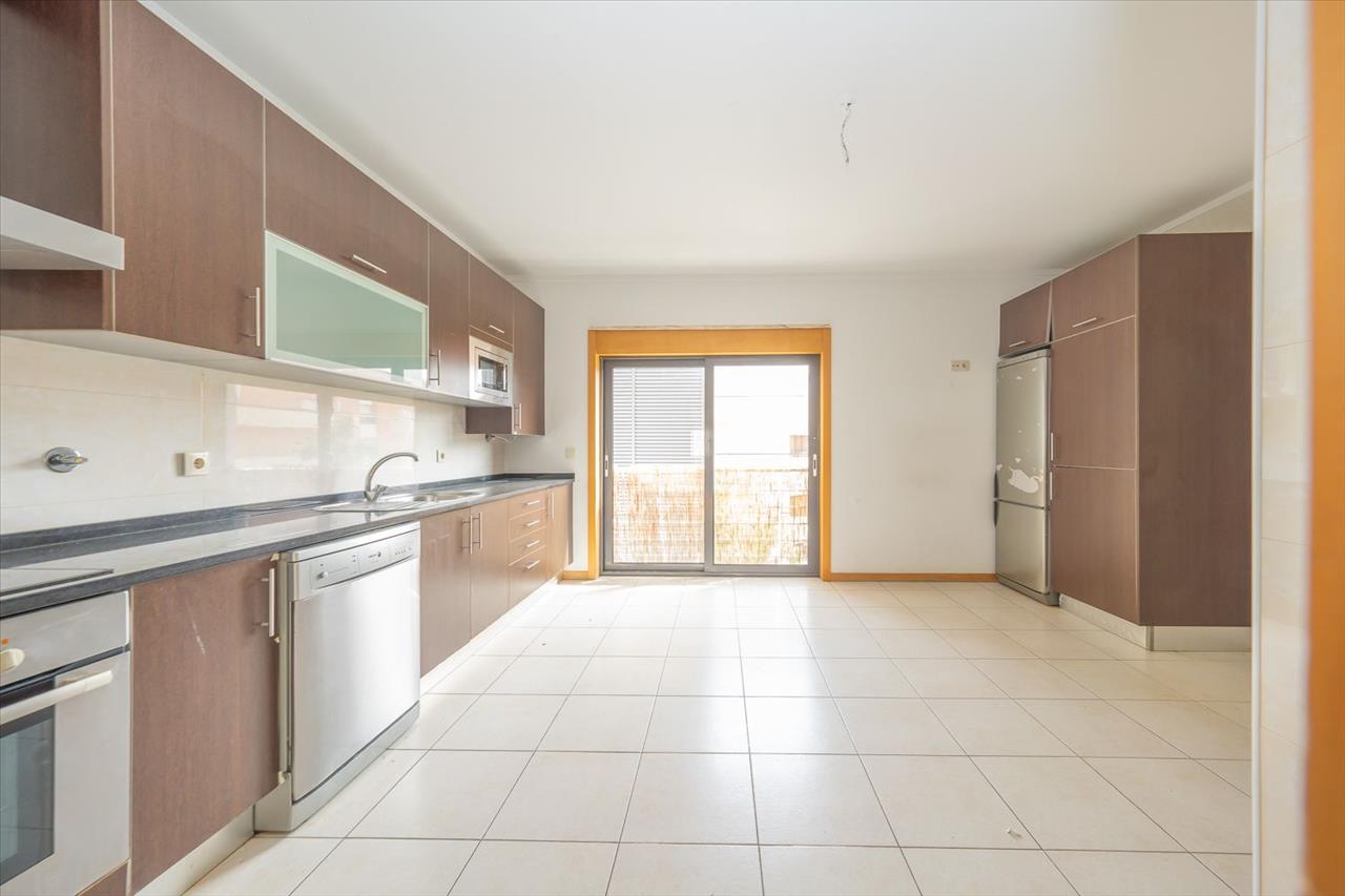 Apartamento T3 com Duas Varandas, Garagem Box e Lugar de estacionamento na Vila Serena, Pinhal Novo - Image 4