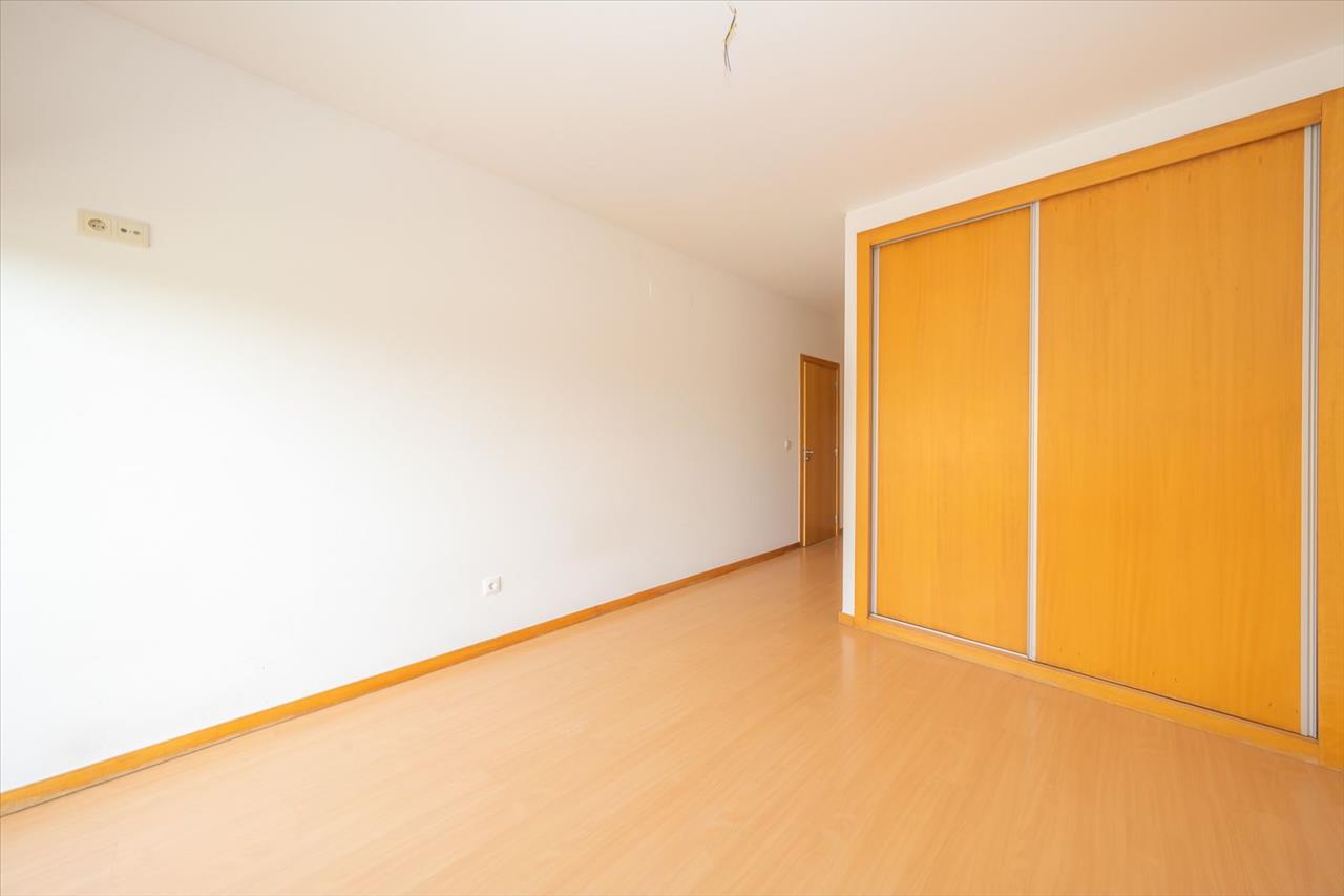 Apartamento T3 com Duas Varandas, Garagem Box e Lugar de estacionamento na Vila Serena, Pinhal Novo - Image 7
