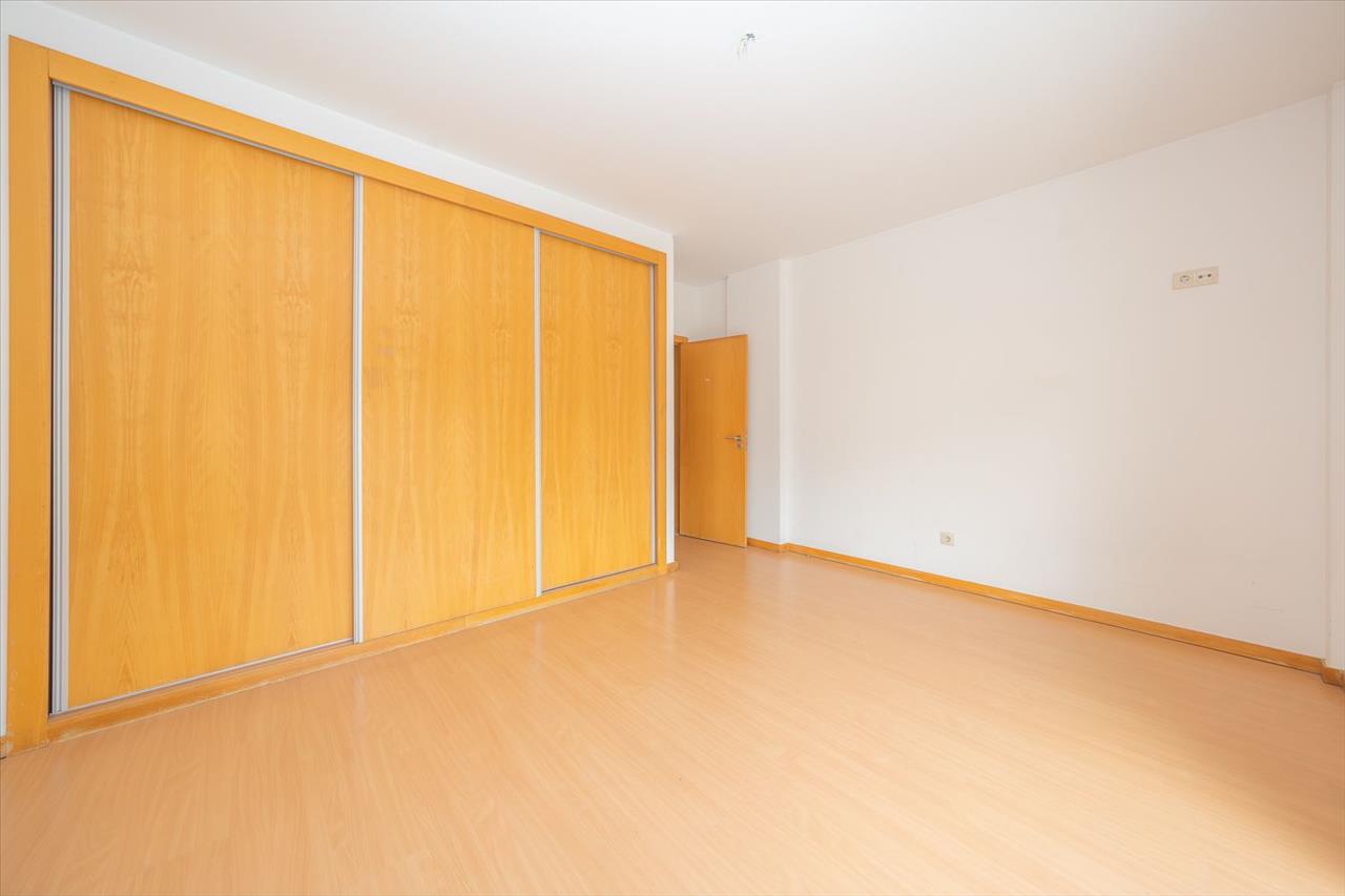 Apartamento T3 com Duas Varandas, Garagem Box e Lugar de estacionamento na Vila Serena, Pinhal Novo - Image 6