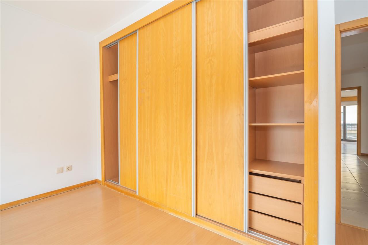 Apartamento T3 com Duas Varandas, Garagem Box e Lugar de estacionamento na Vila Serena, Pinhal Novo - Image 8