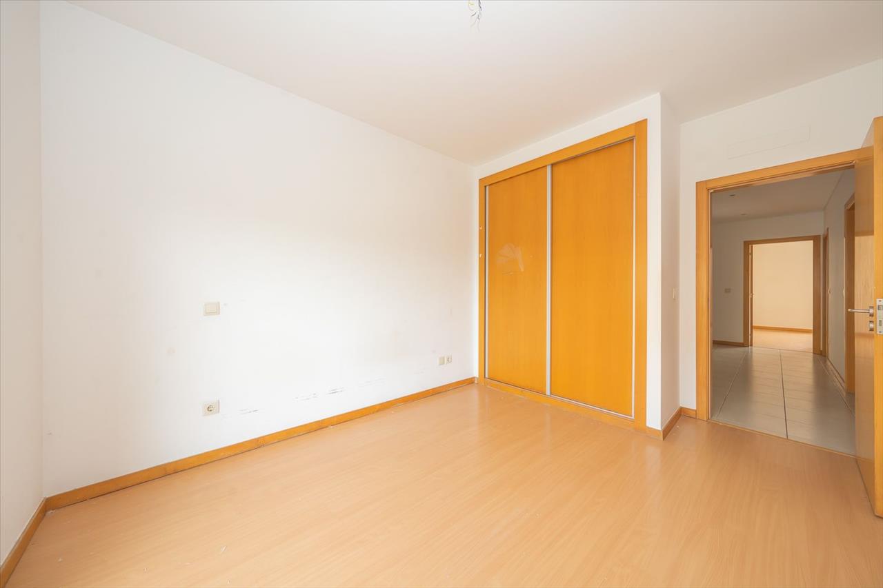 Apartamento T3 com Duas Varandas, Garagem Box e Lugar de estacionamento na Vila Serena, Pinhal Novo - Image 9