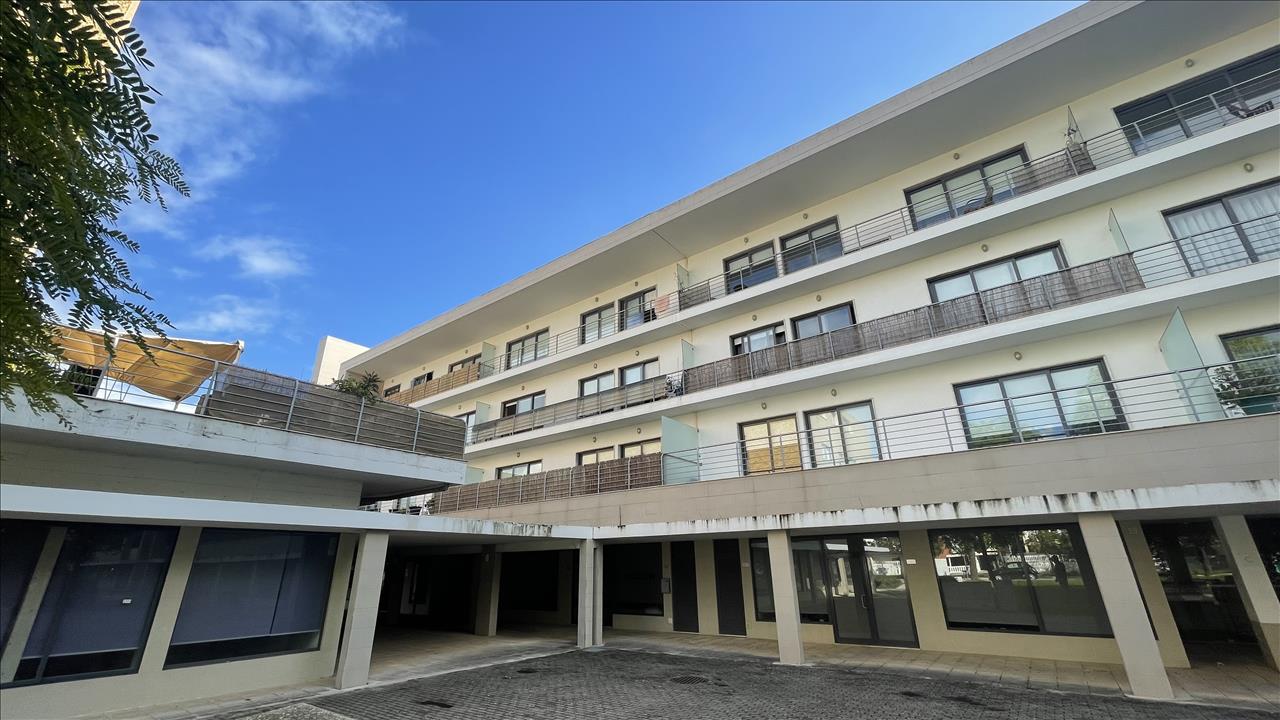 Apartamento T3 com Duas Varandas, Garagem Box e Lugar de estacionamento na Vila Serena, Pinhal Novo - Image 1
