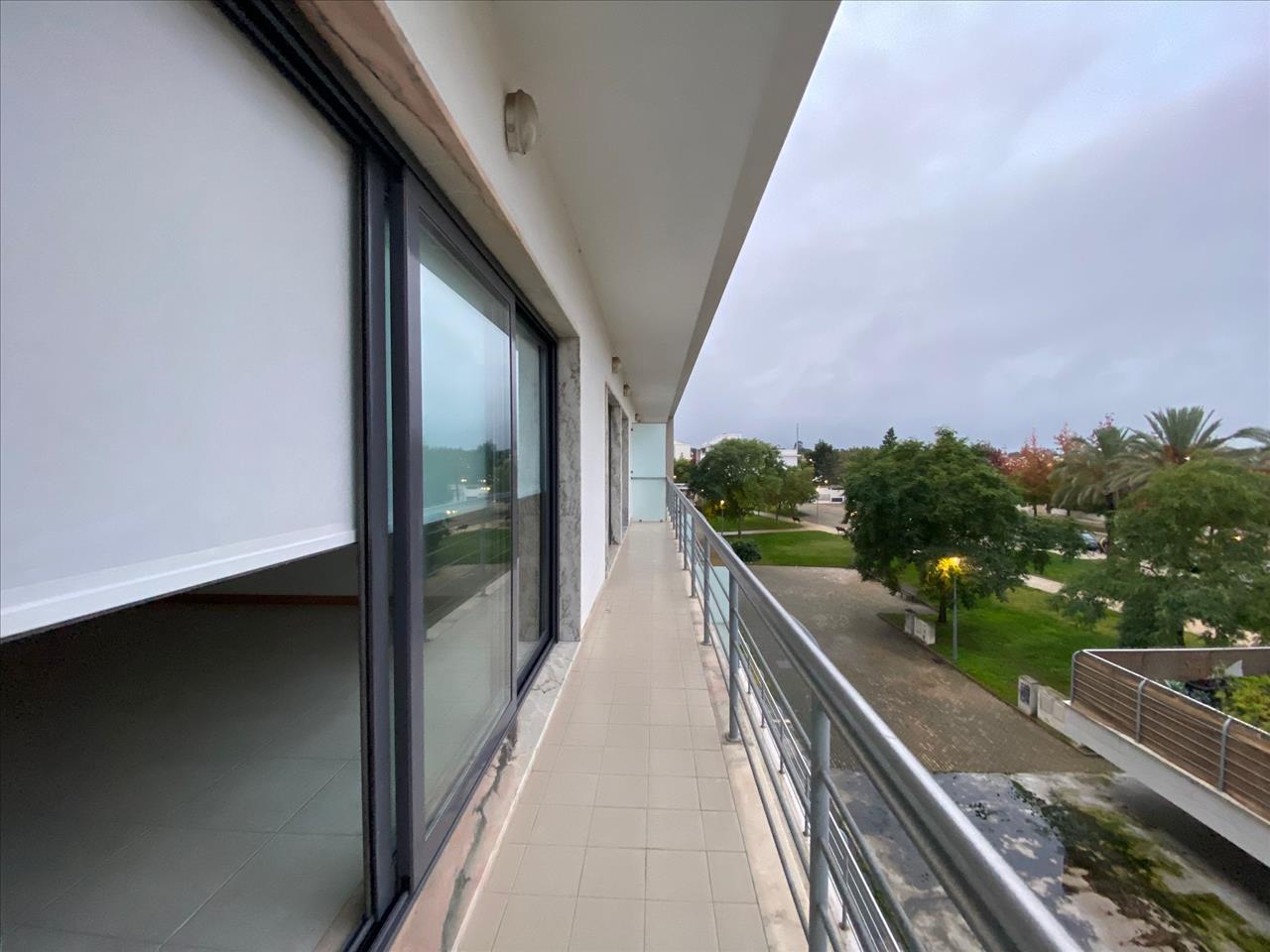 Apartamento T3 com Duas Varandas, Garagem Box e Lugar de estacionamento na Vila Serena, Pinhal Novo - Image 5