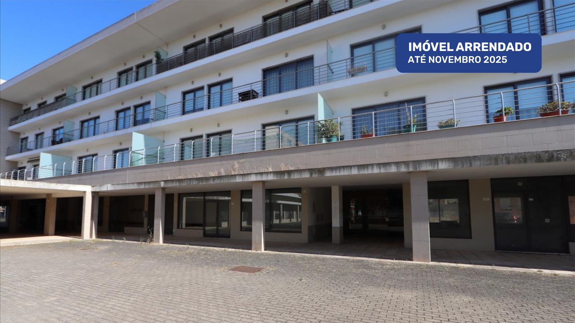 Apartamento T3 com Varandas, Garagem e Parqueamento, no Pinhal Novo, Vila Serena - Image 1