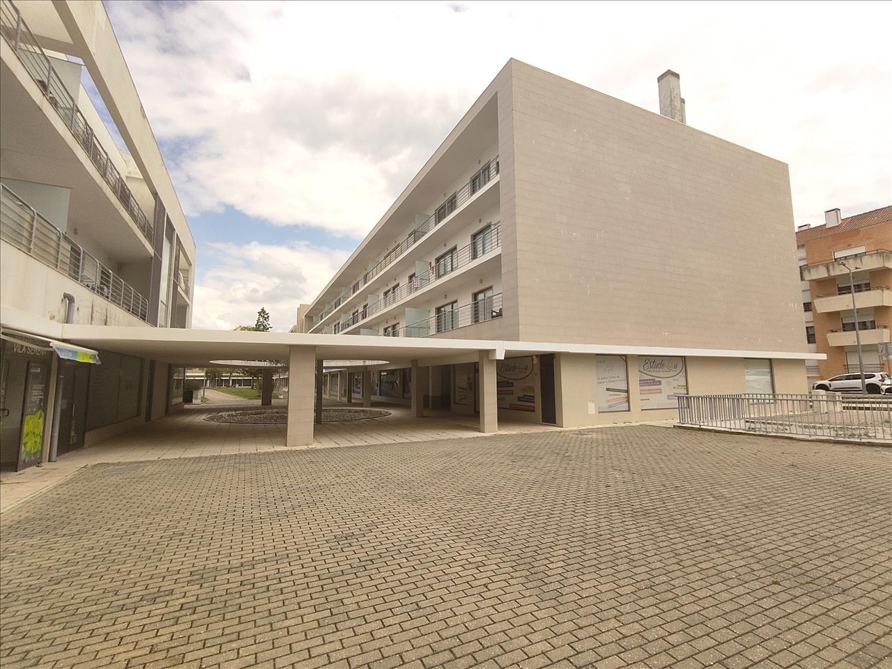 Apartamento T3 com Varandas, Garagem e Parqueamento, no Pinhal Novo, Vila Serena - Image 2