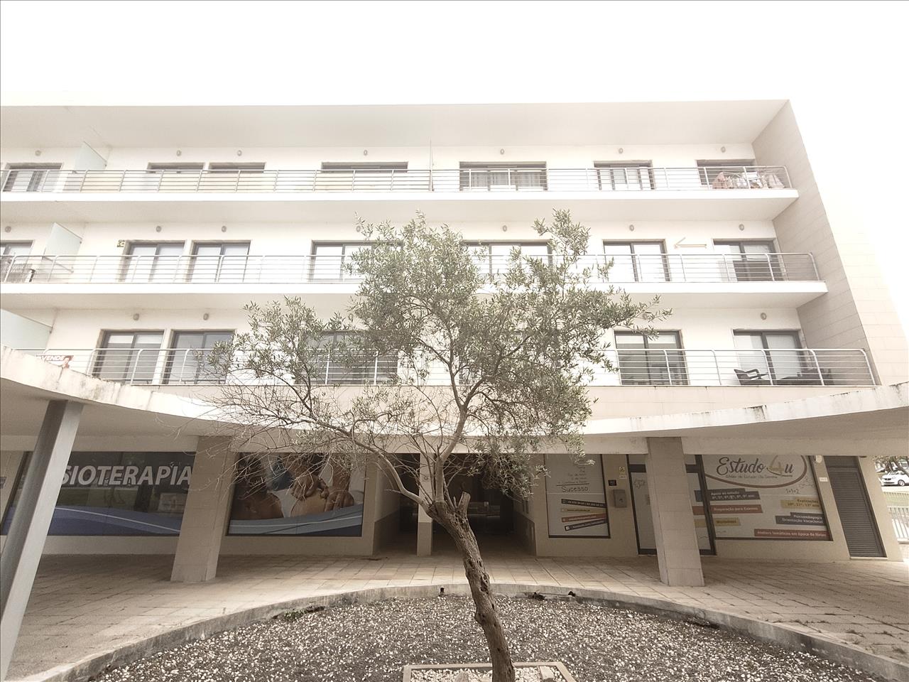 Apartamento T3 com Varandas, Garagem e Parqueamento, no Pinhal Novo, Vila Serena - Image 3