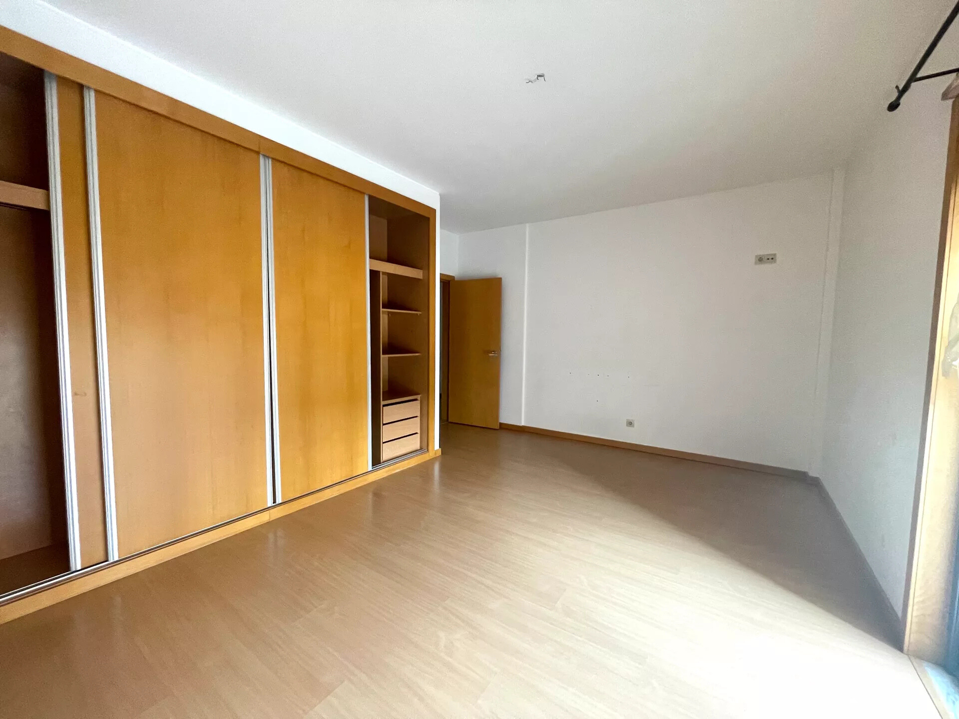 Apartamento T3 com Varandas, Garagem e Parqueamento, no Pinhal Novo, Vila Serena - Image 15