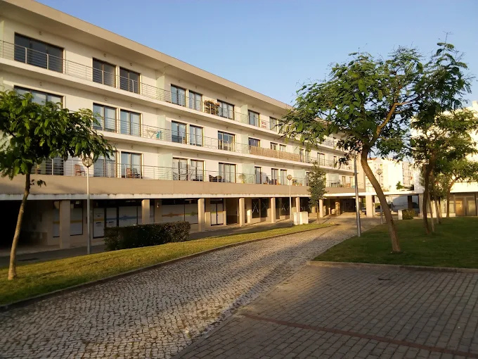 Apartamento T4 com Terraço, Varandas, Garagem e Lugar de Estacionamento, na Vila Serena, Pinhal Novo - Image 1