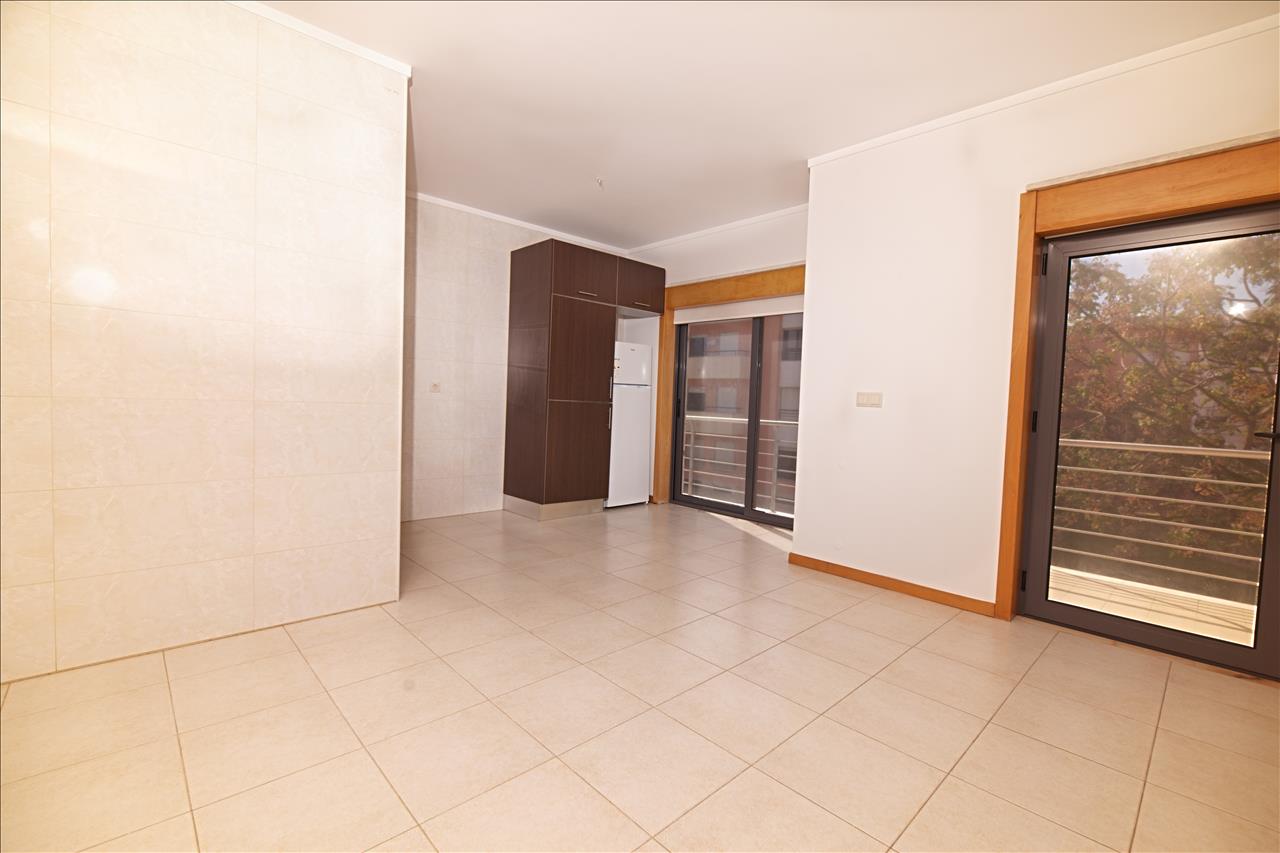 Apartamento T4 com Terraço, Varandas, Garagem e Lugar de Estacionamento, na Vila Serena, Pinhal Novo - Image 7