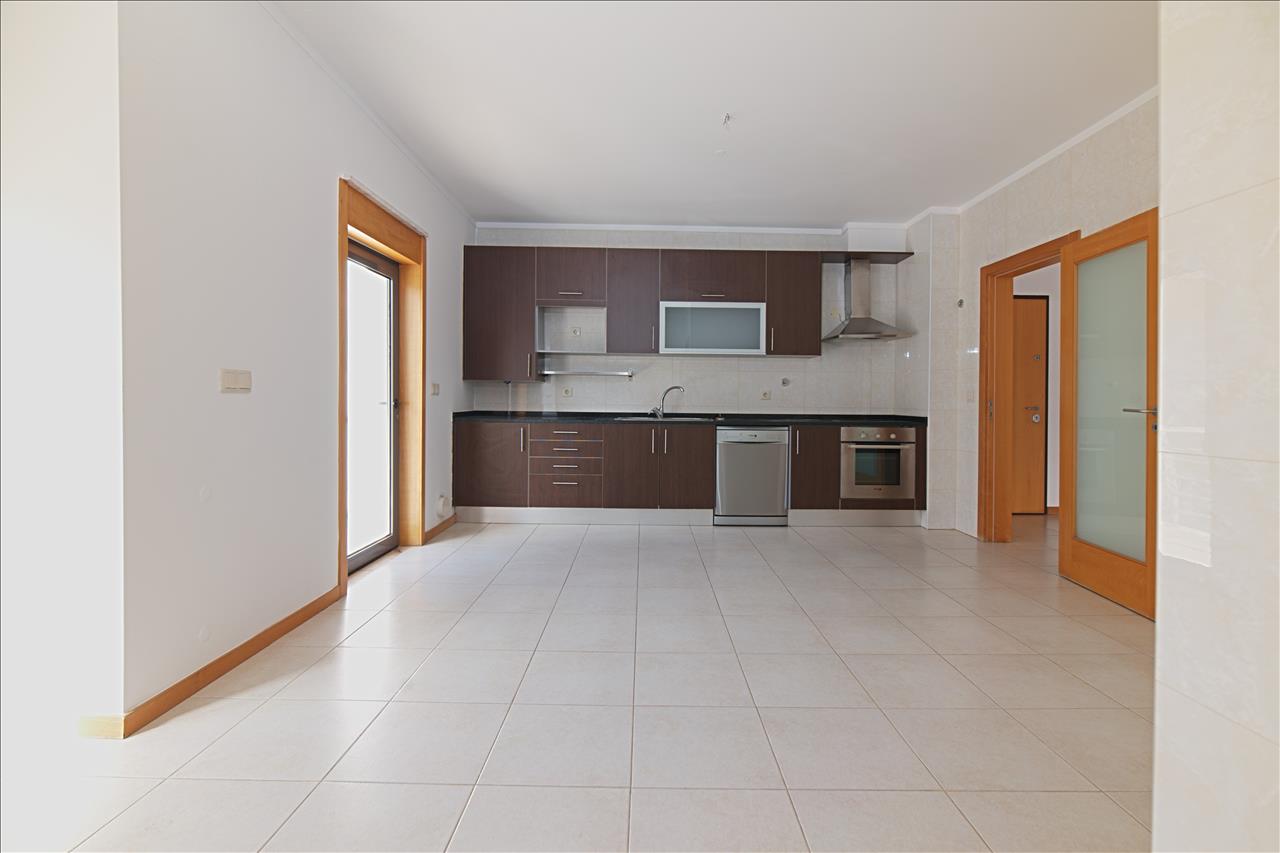 Apartamento T4 com Terraço, Varandas, Garagem e Lugar de Estacionamento, na Vila Serena, Pinhal Novo - Image 5