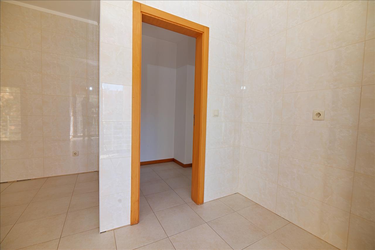 Apartamento T4 com Terraço, Varandas, Garagem e Lugar de Estacionamento, na Vila Serena, Pinhal Novo - Image 8