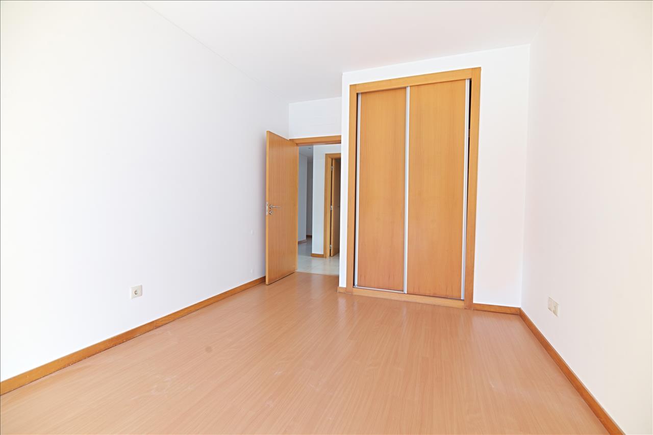 Apartamento T4 com Terraço, Varandas, Garagem e Lugar de Estacionamento, na Vila Serena, Pinhal Novo - Image 9