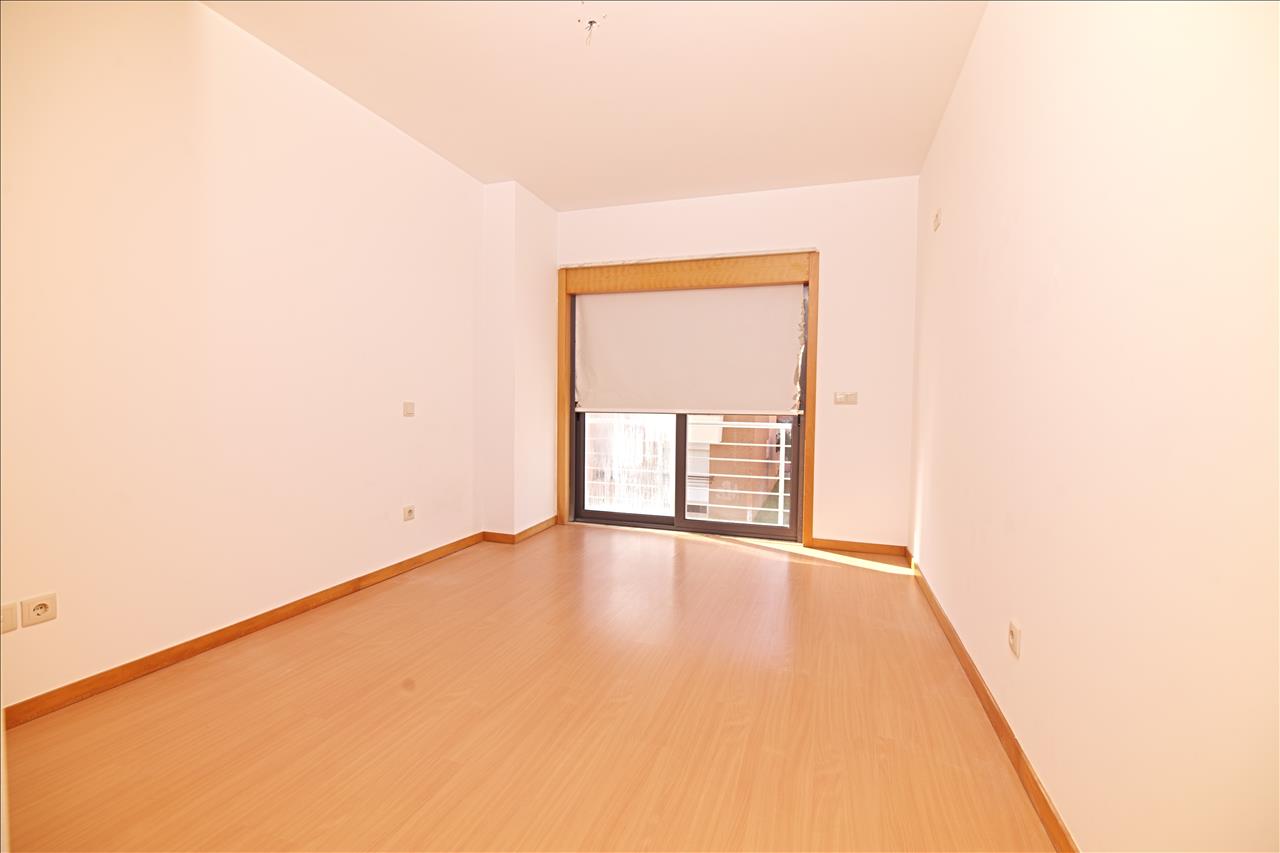 Apartamento T4 com Terraço, Varandas, Garagem e Lugar de Estacionamento, na Vila Serena, Pinhal Novo - Image 10