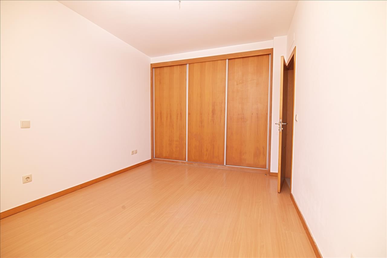 Apartamento T4 com Terraço, Varandas, Garagem e Lugar de Estacionamento, na Vila Serena, Pinhal Novo - Image 11