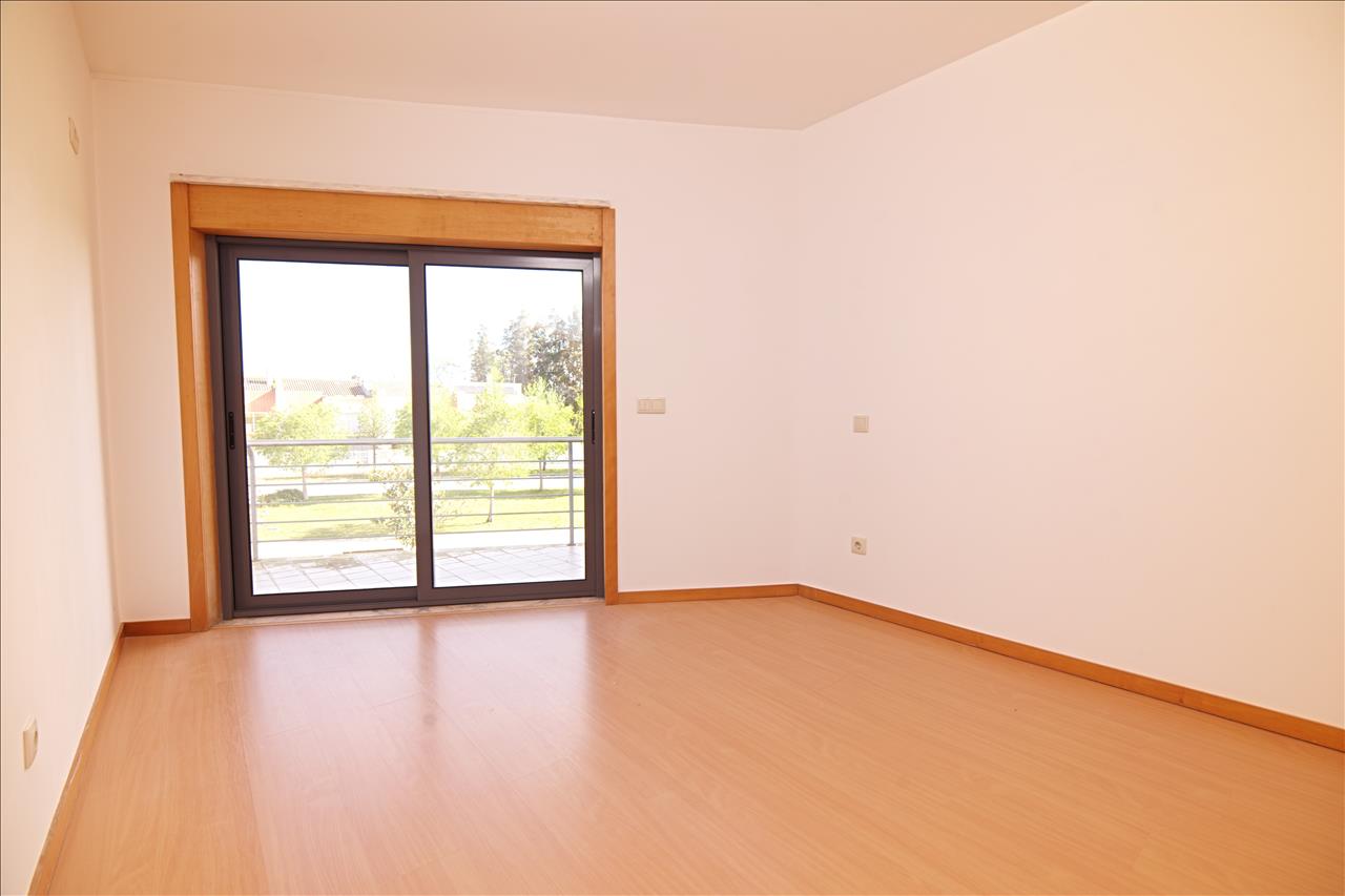 Apartamento T4 com Terraço, Varandas, Garagem e Lugar de Estacionamento, na Vila Serena, Pinhal Novo - Image 12