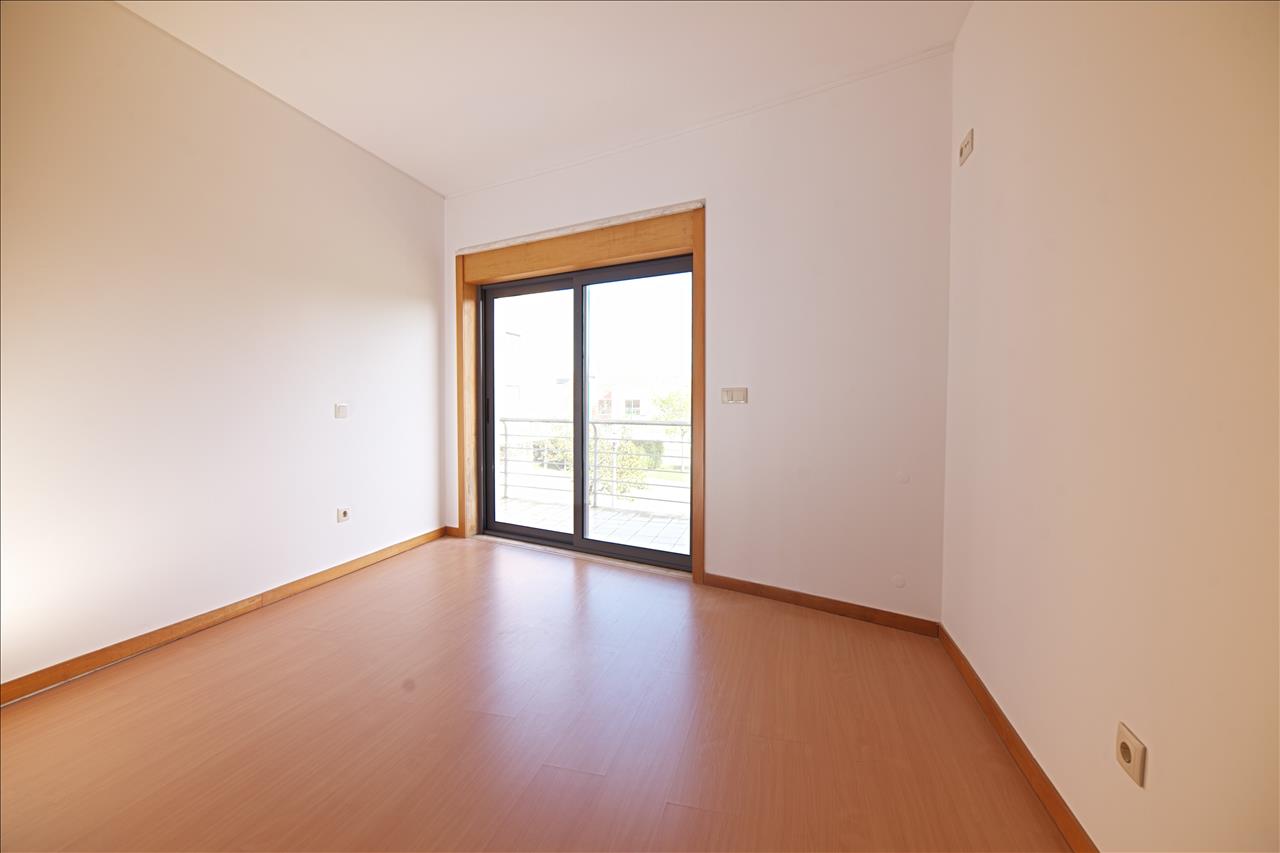 Apartamento T4 com Terraço, Varandas, Garagem e Lugar de Estacionamento, na Vila Serena, Pinhal Novo - Image 14