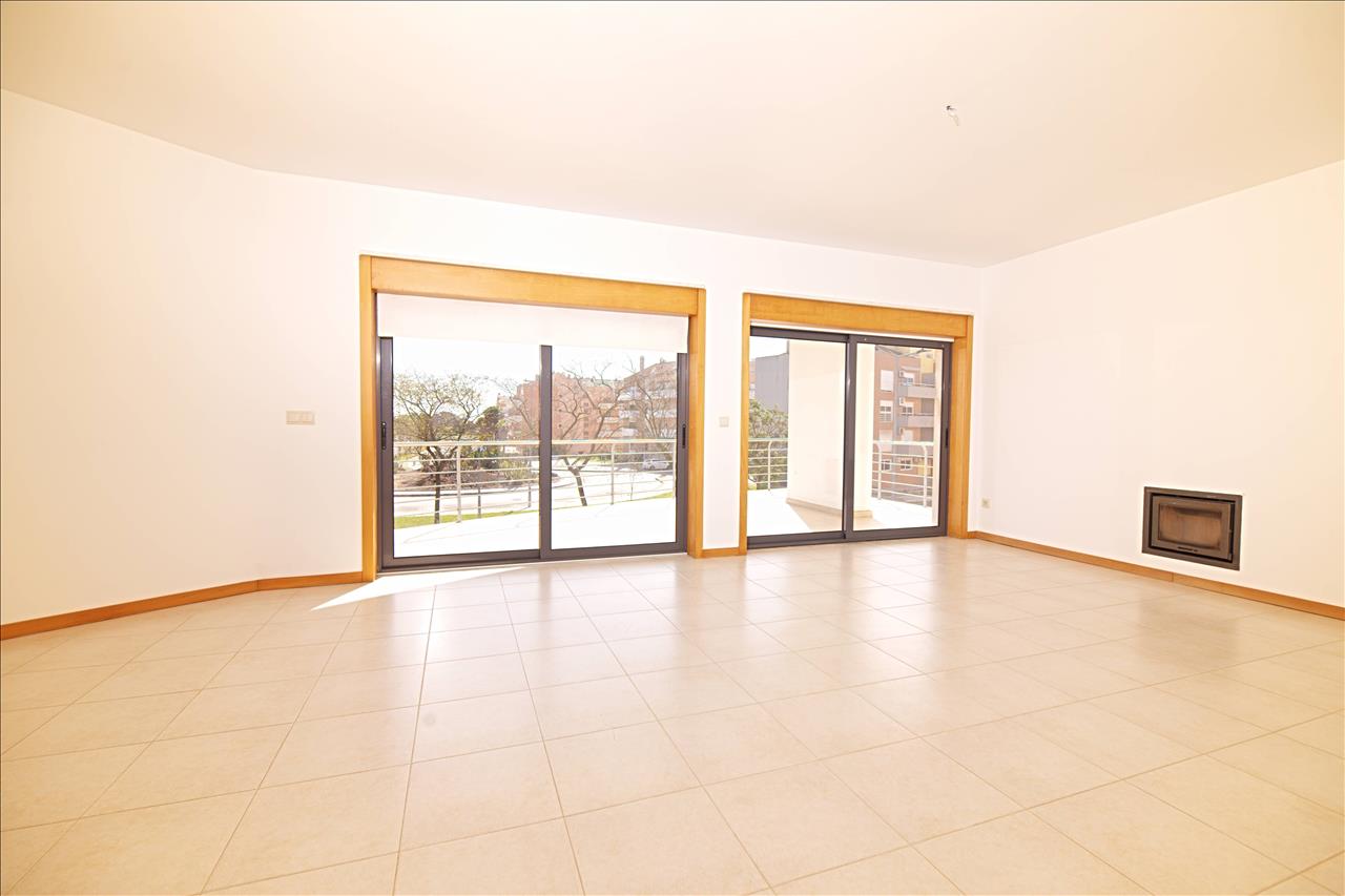 Apartamento T4 com Terraço, Varandas, Garagem e Lugar de Estacionamento, na Vila Serena, Pinhal Novo - Image 2