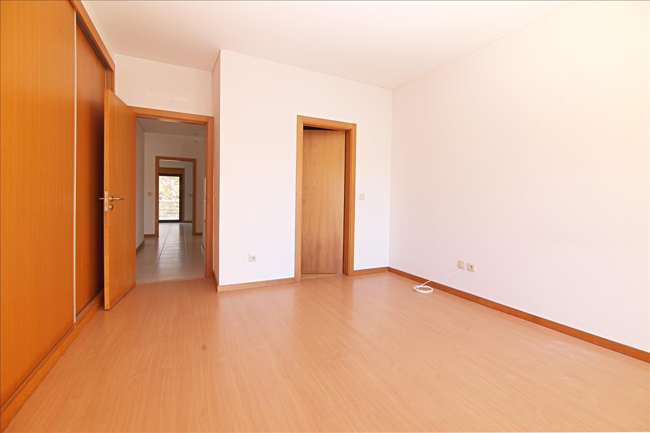 Apartamento T4 com Terraço, Varandas, Garagem e Lugar de Estacionamento, na Vila Serena, Pinhal Novo - Image 15