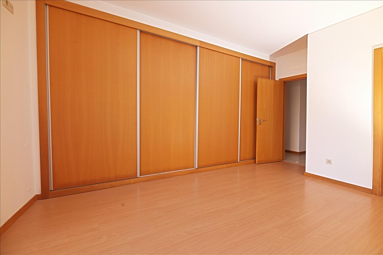 Apartamento T4 com Terraço, Varandas, Garagem e Lugar de Estacionamento, na Vila Serena, Pinhal Novo - Image 16