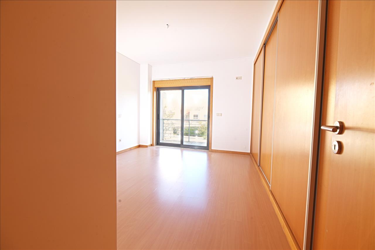 Apartamento T4 com Terraço, Varandas, Garagem e Lugar de Estacionamento, na Vila Serena, Pinhal Novo - Image 17
