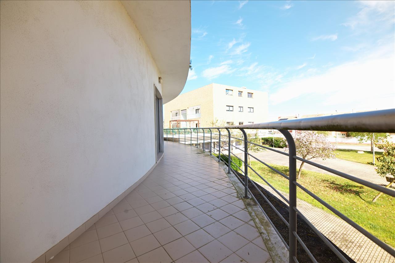 Apartamento T4 com Terraço, Varandas, Garagem e Lugar de Estacionamento, na Vila Serena, Pinhal Novo - Image 19