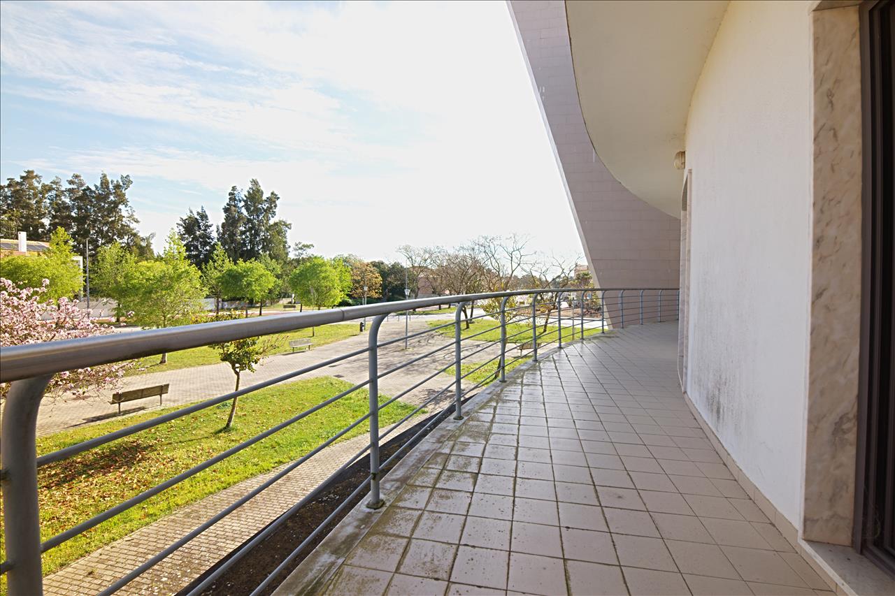 Apartamento T4 com Terraço, Varandas, Garagem e Lugar de Estacionamento, na Vila Serena, Pinhal Novo - Image 21