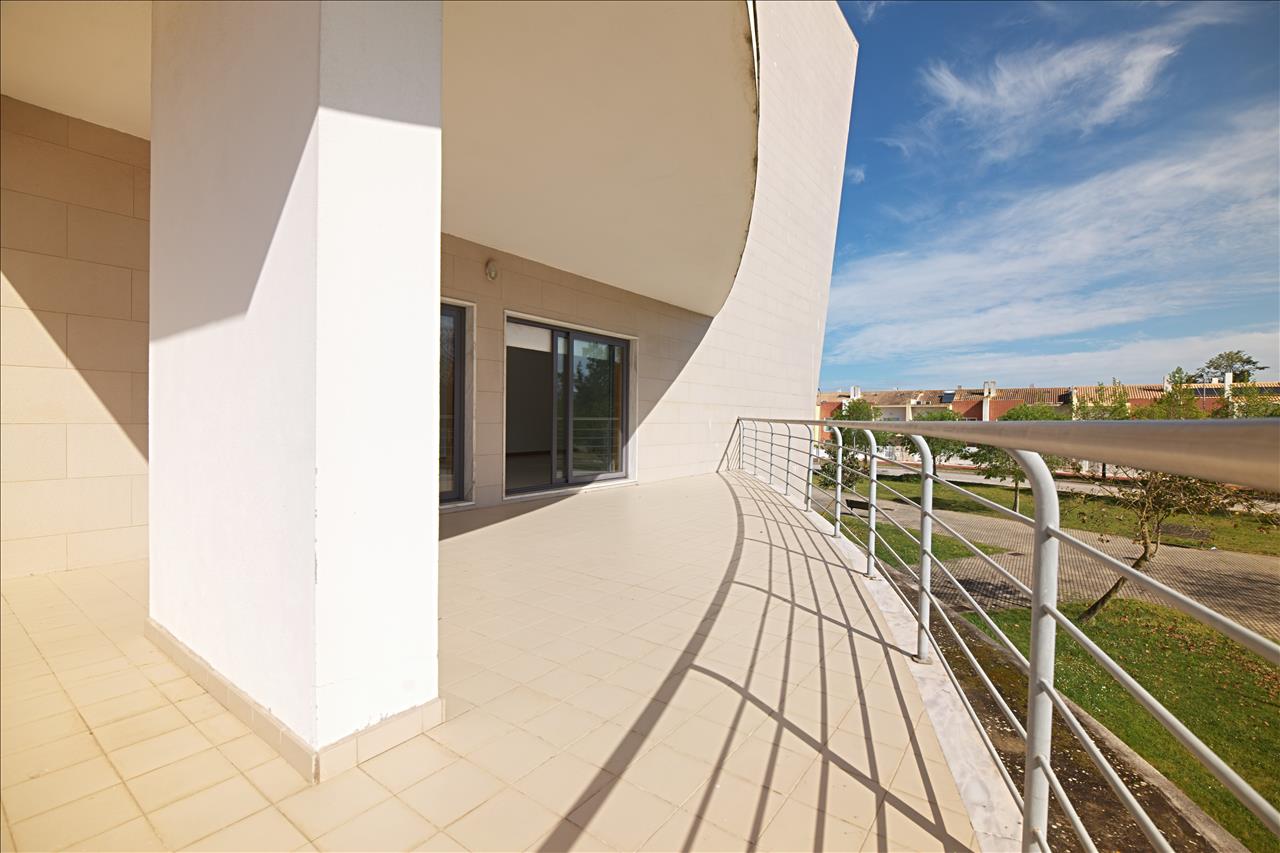 Apartamento T4 com Terraço, Varandas, Garagem e Lugar de Estacionamento, na Vila Serena, Pinhal Novo - Image 3