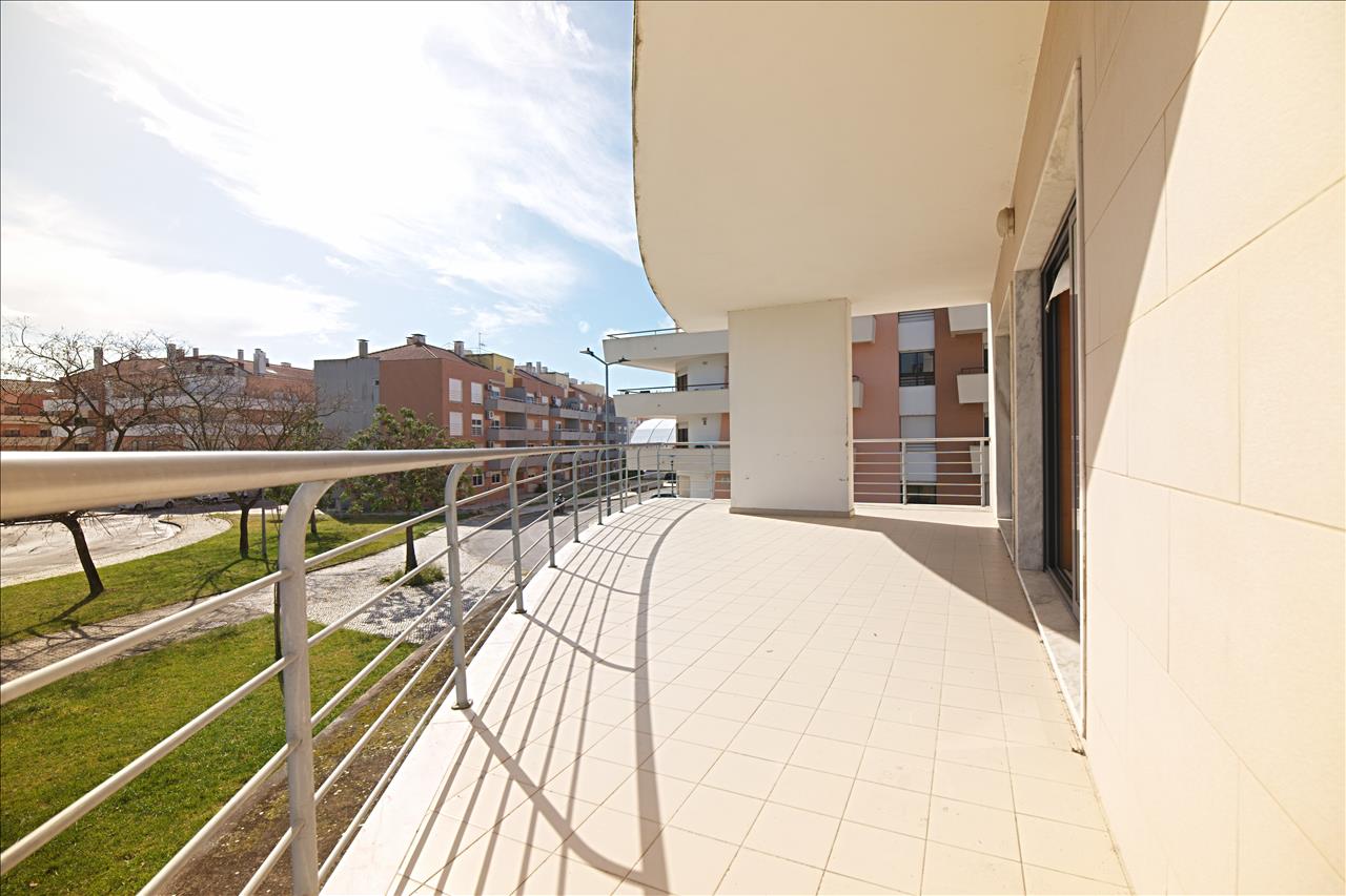 Apartamento T4 com Terraço, Varandas, Garagem e Lugar de Estacionamento, na Vila Serena, Pinhal Novo - Image 4