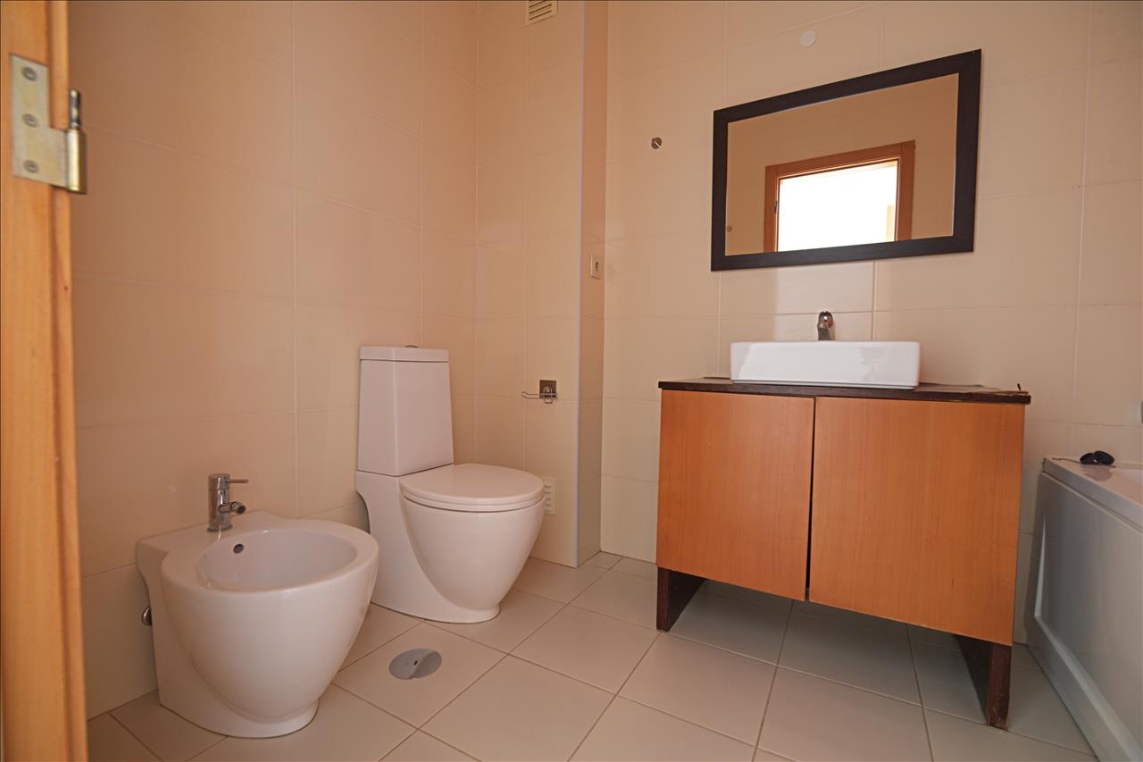Apartamento T4 com Terraço, Varandas, Garagem e Lugar de Estacionamento, na Vila Serena, Pinhal Novo - Image 22