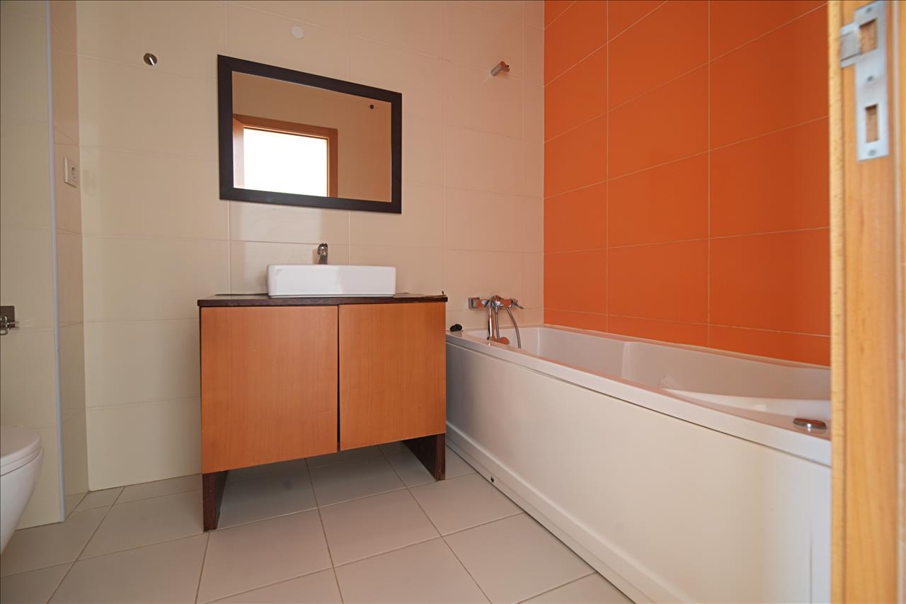 Apartamento T4 com Terraço, Varandas, Garagem e Lugar de Estacionamento, na Vila Serena, Pinhal Novo - Image 23