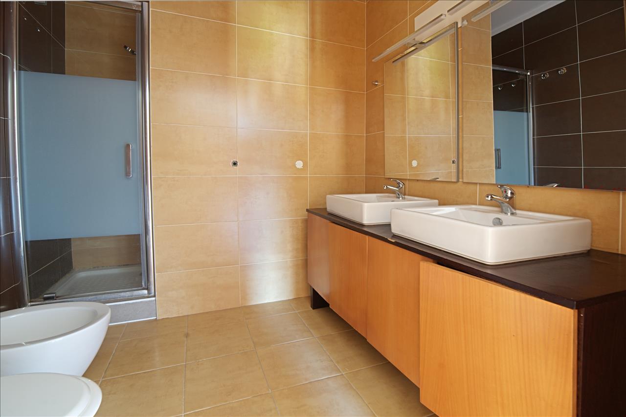 Apartamento T4 com Terraço, Varandas, Garagem e Lugar de Estacionamento, na Vila Serena, Pinhal Novo - Image 25