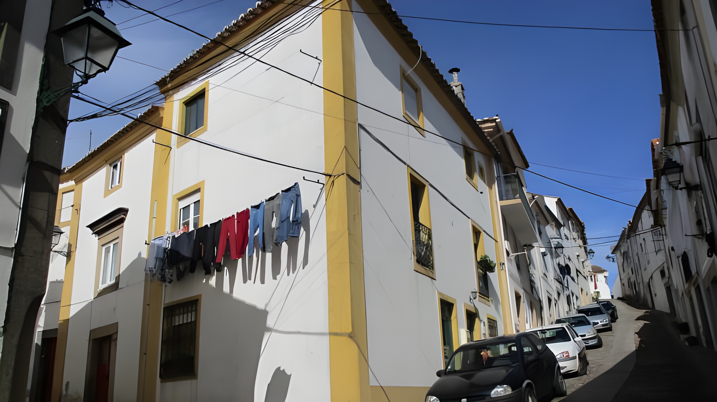 Casa para Recuperar em Castelo de Vide com Terraço e Armazenamento - Image 1