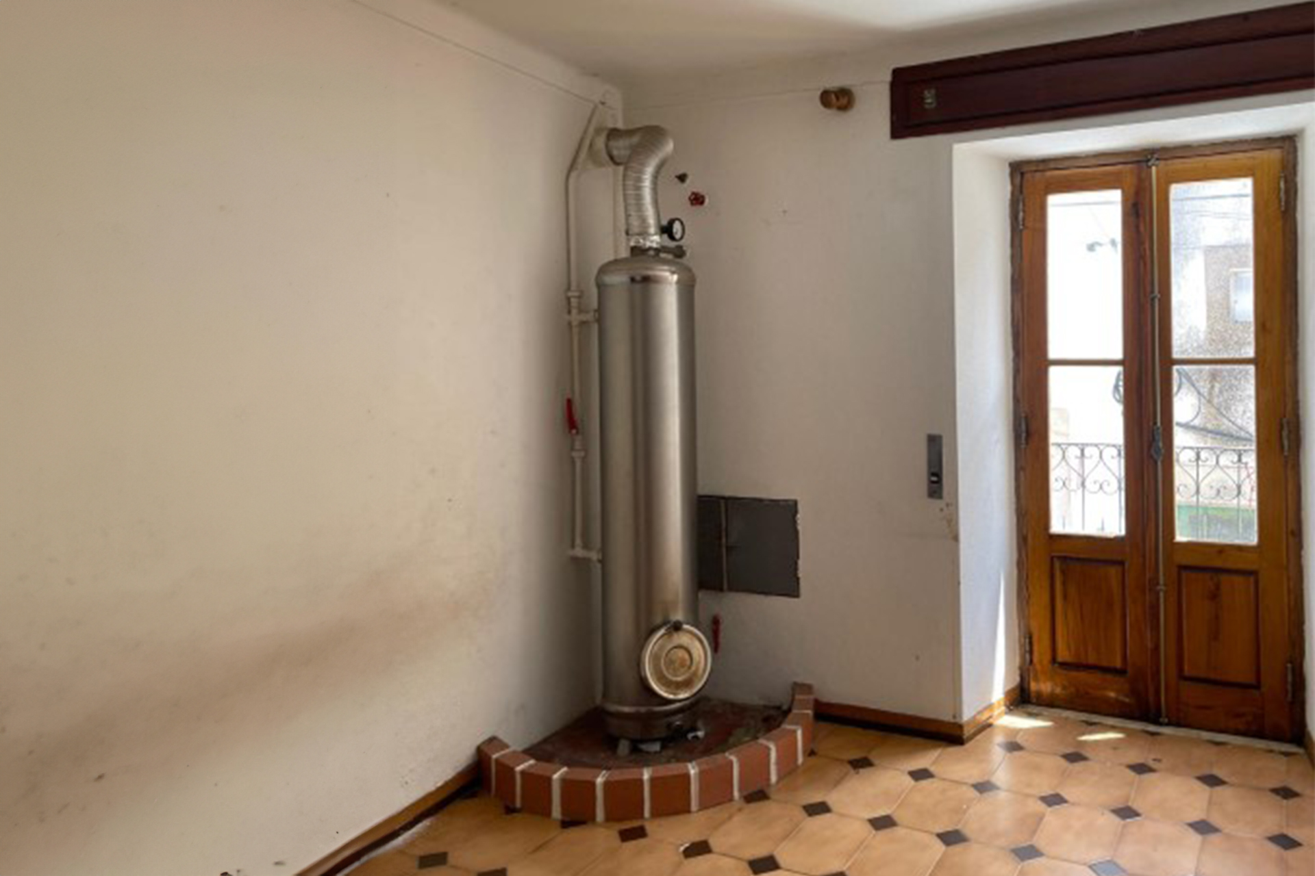 Casa para Recuperar em Castelo de Vide com Terraço e Armazenamento - Image 2
