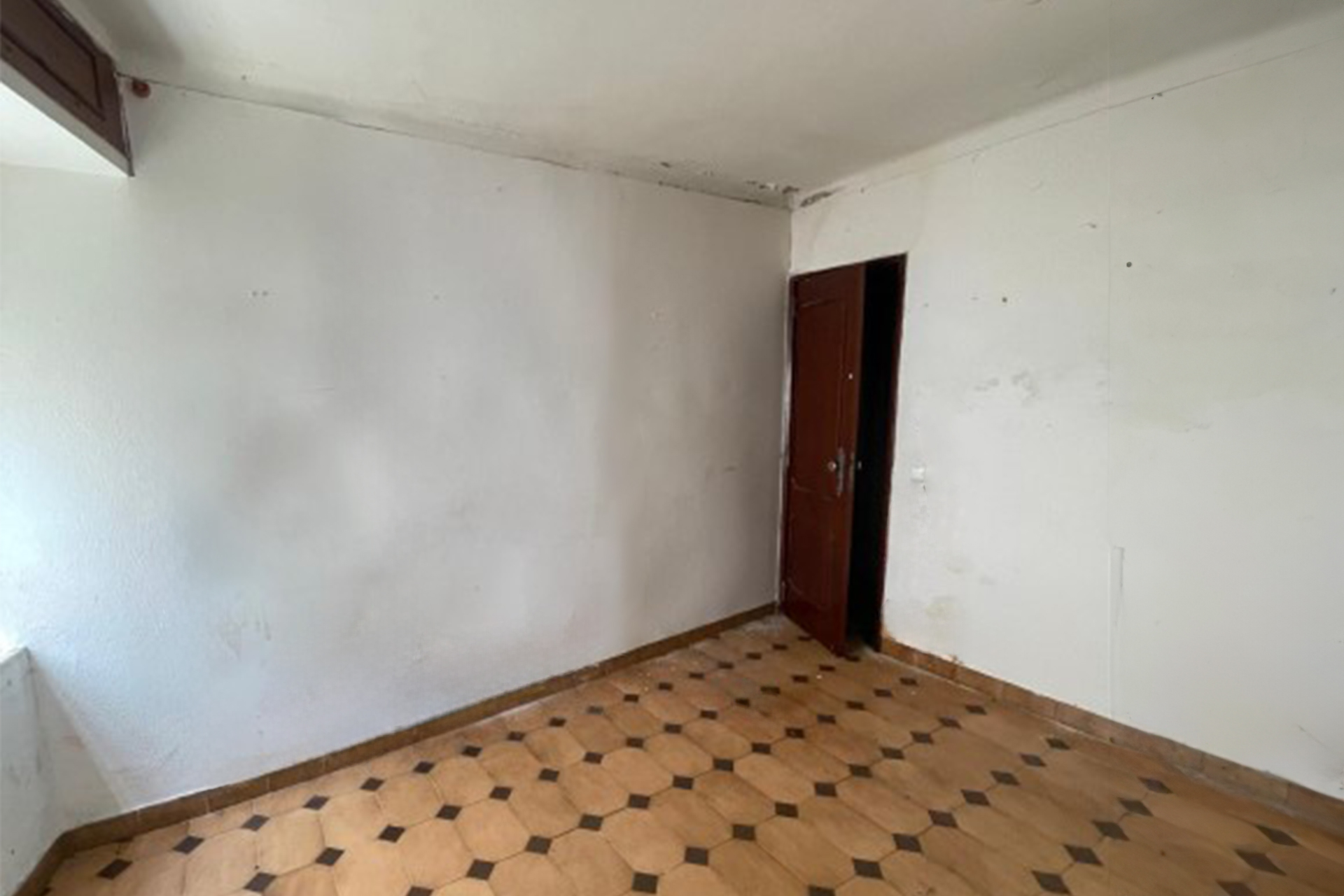 Casa para Recuperar em Castelo de Vide com Terraço e Armazenamento - Image 4