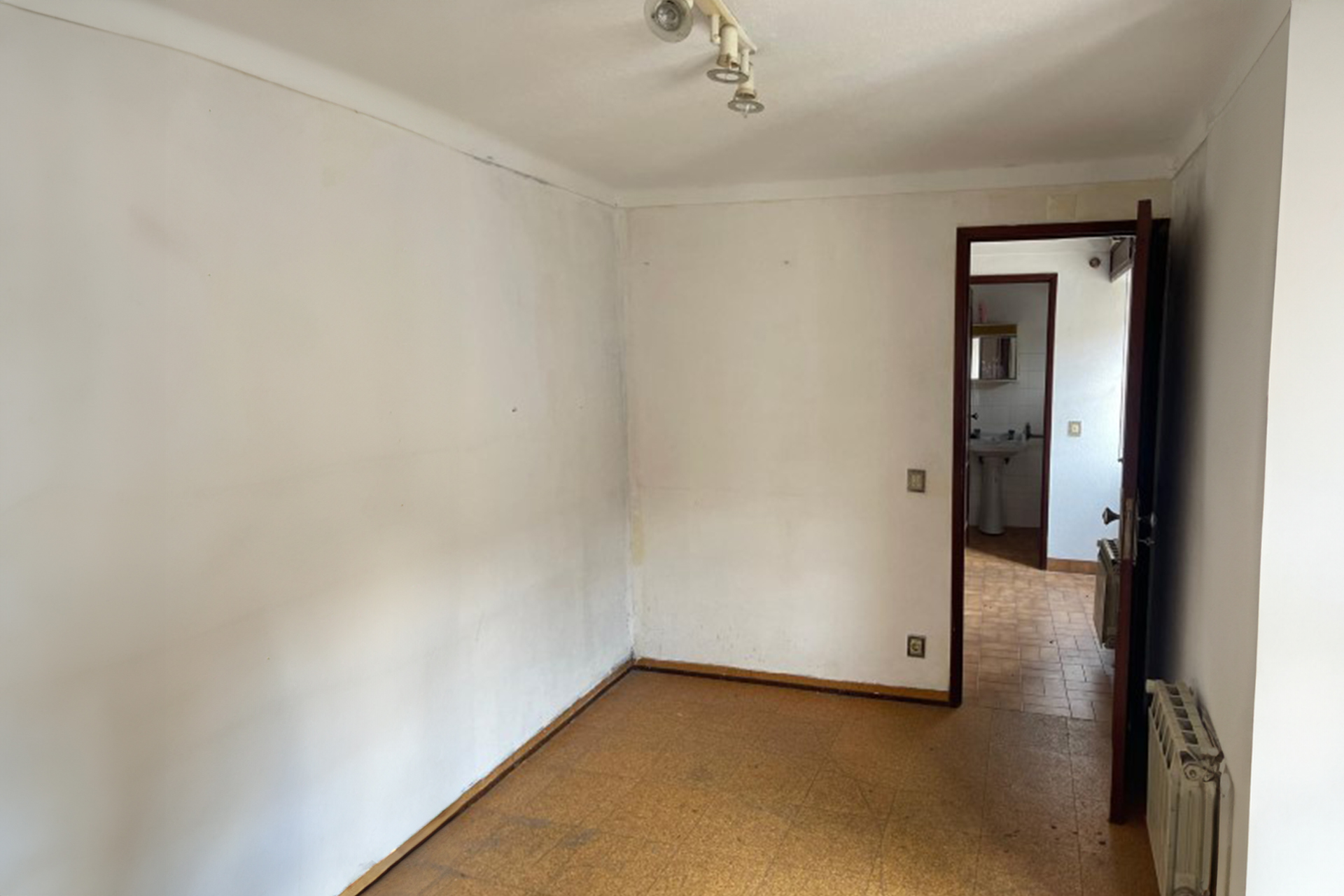 Casa para Recuperar em Castelo de Vide com Terraço e Armazenamento - Image 5