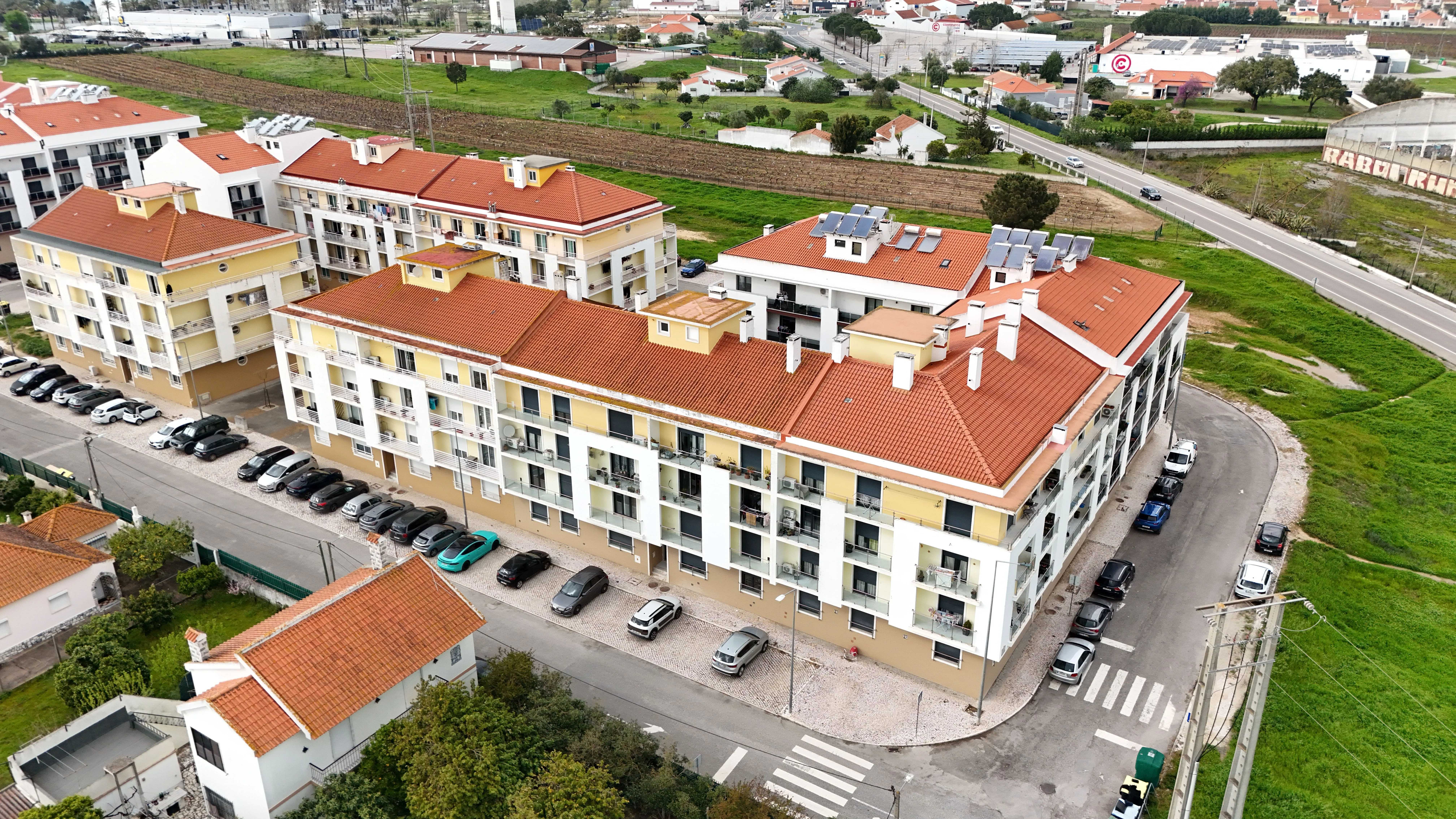 Magnífico Apartamento T4 com Duas Varandas e Arrecadação na Cascalheira, Pinhal Novo - Image 1