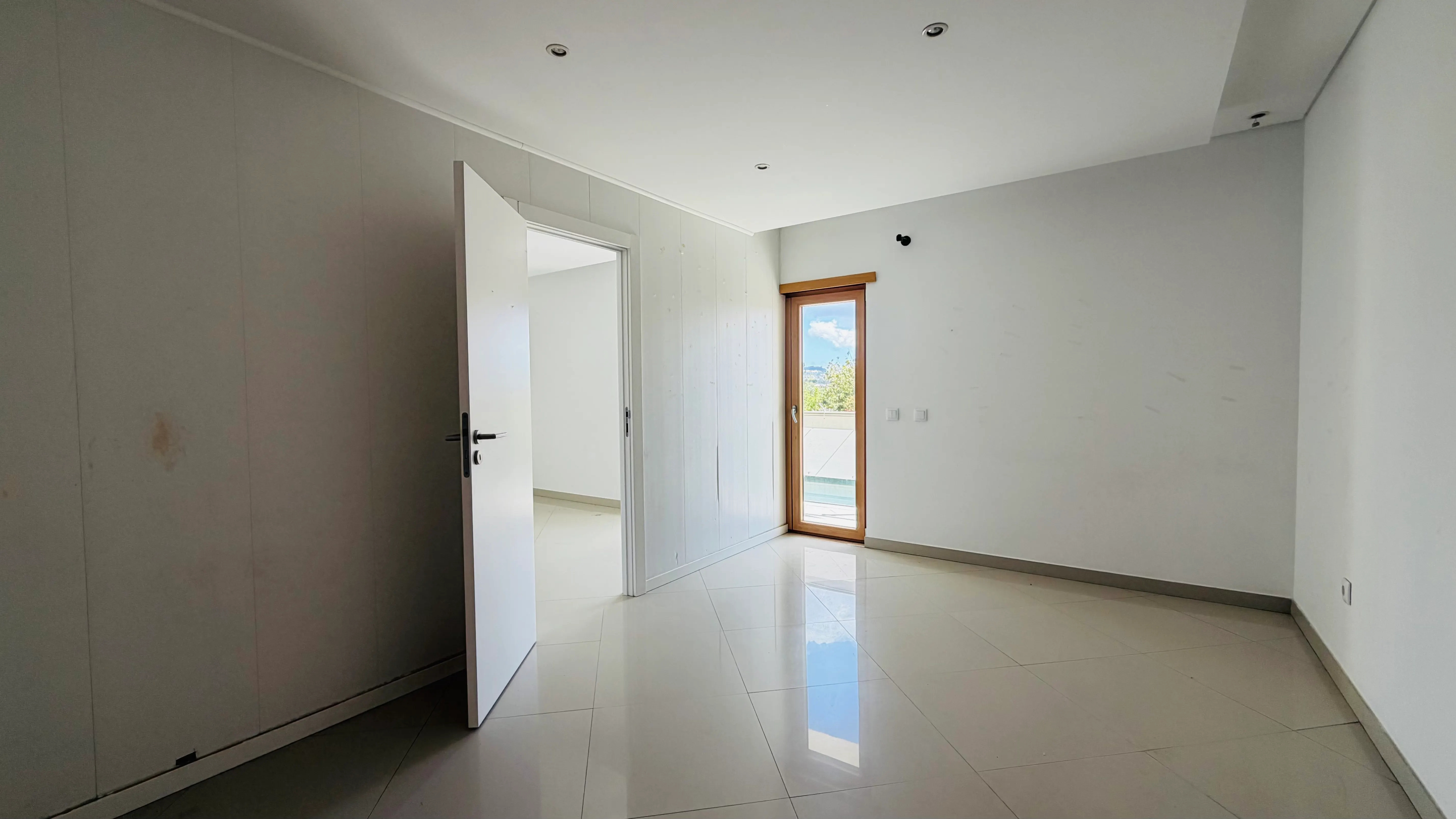 Magnífico Apartamento T4 com Duas Varandas e Arrecadação na Cascalheira, Pinhal Novo - Image 8