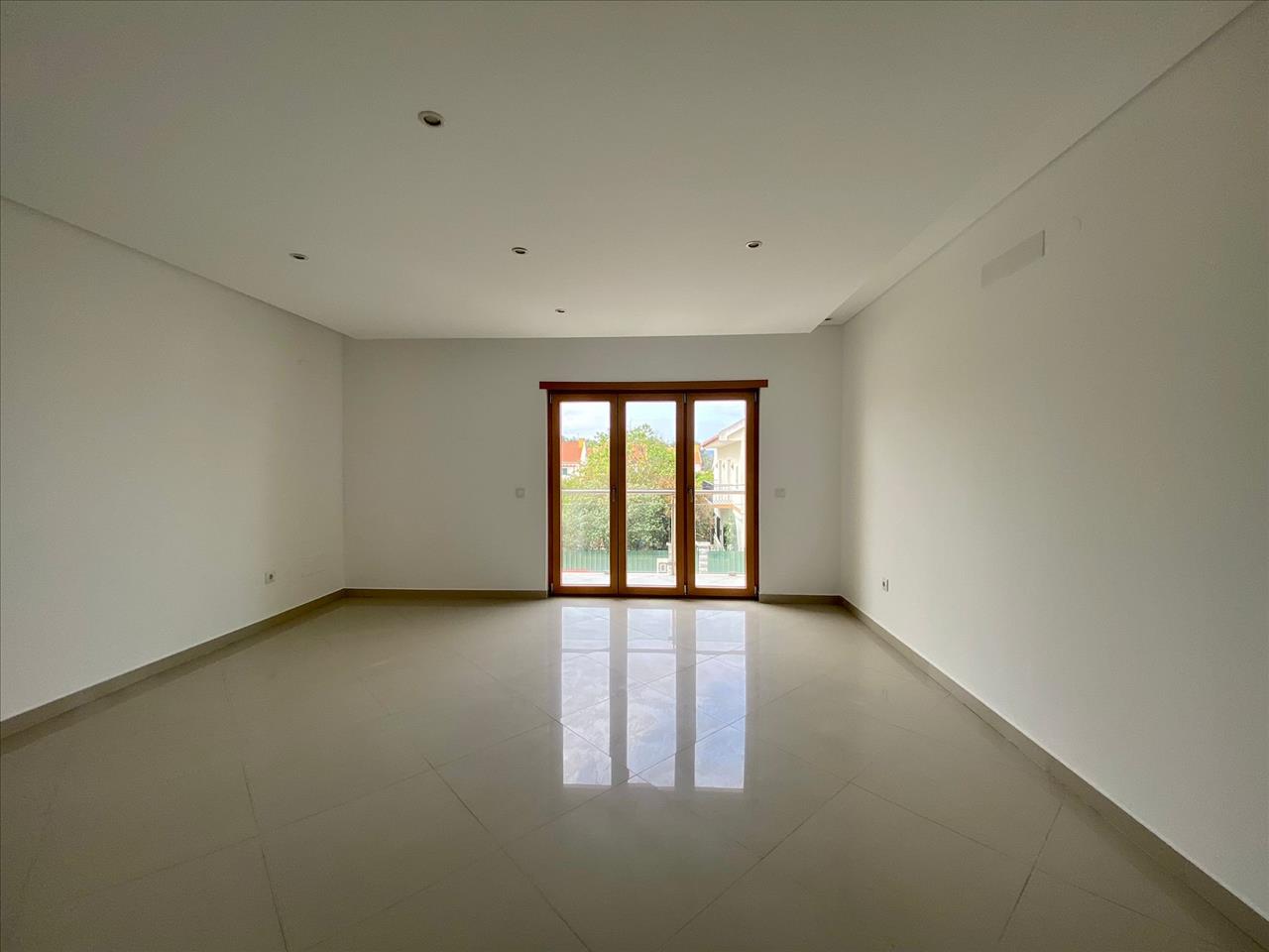 Apartamento T3 com Duas Varandas e Arrecadação, no Pinhal Novo - Image 4