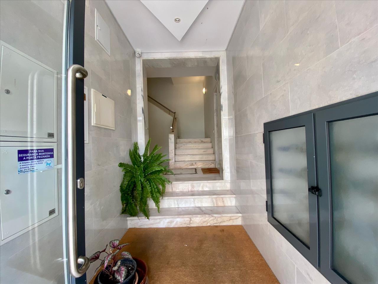 Apartamento T3 com Duas Varandas e Arrecadação, no Pinhal Novo - Image 2