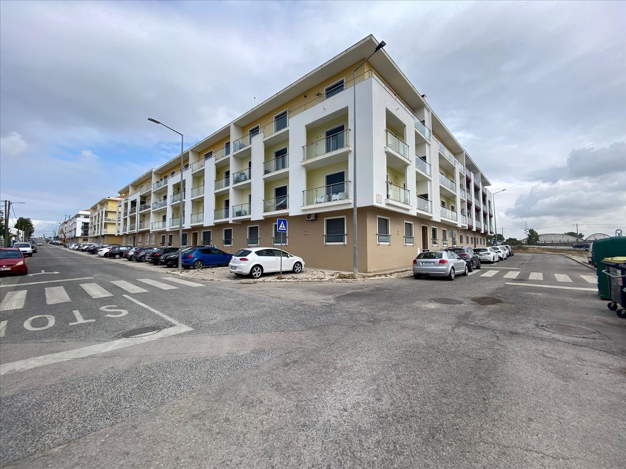 Apartamento T3 com Duas Varandas e Arrecadação, no Pinhal Novo - Image 1