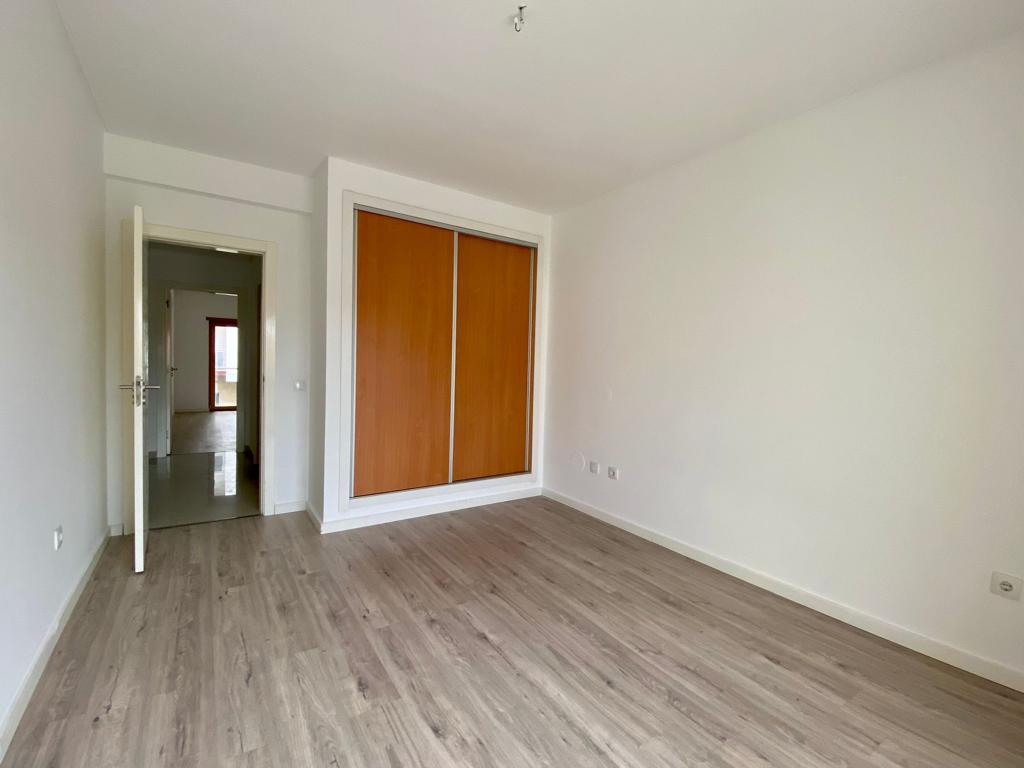 Apartamento T3 com Duas Varandas e Arrecadação, no Pinhal Novo - Image 9