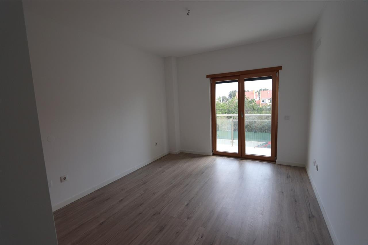 Apartamento T3 com Duas Varandas e Arrecadação, no Pinhal Novo - Image 10