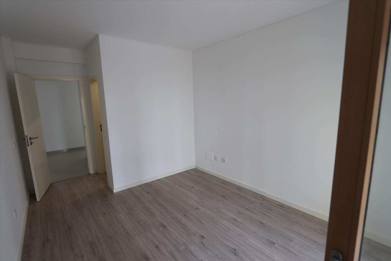 Apartamento T3 com Duas Varandas e Arrecadação, no Pinhal Novo - Image 11