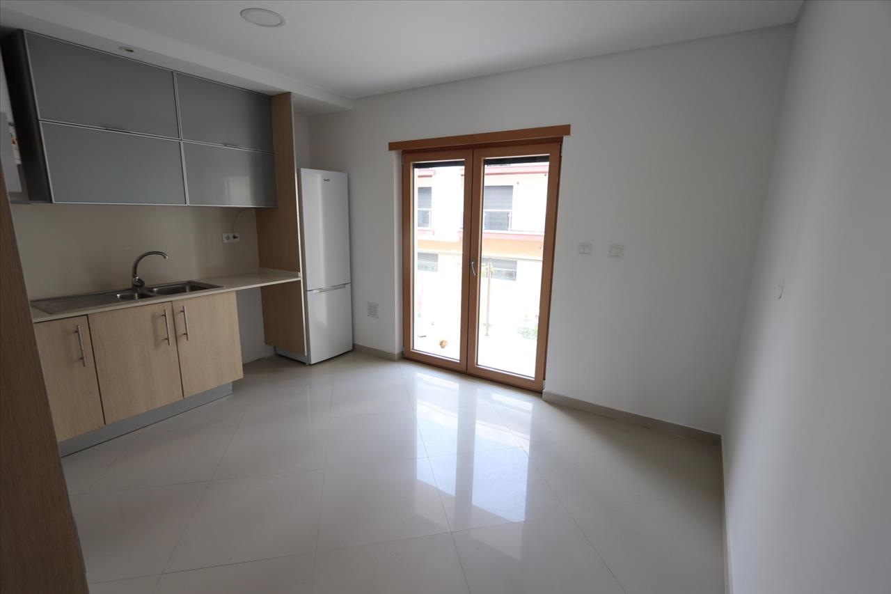 Apartamento T3 com Duas Varandas e Arrecadação, no Pinhal Novo - Image 7