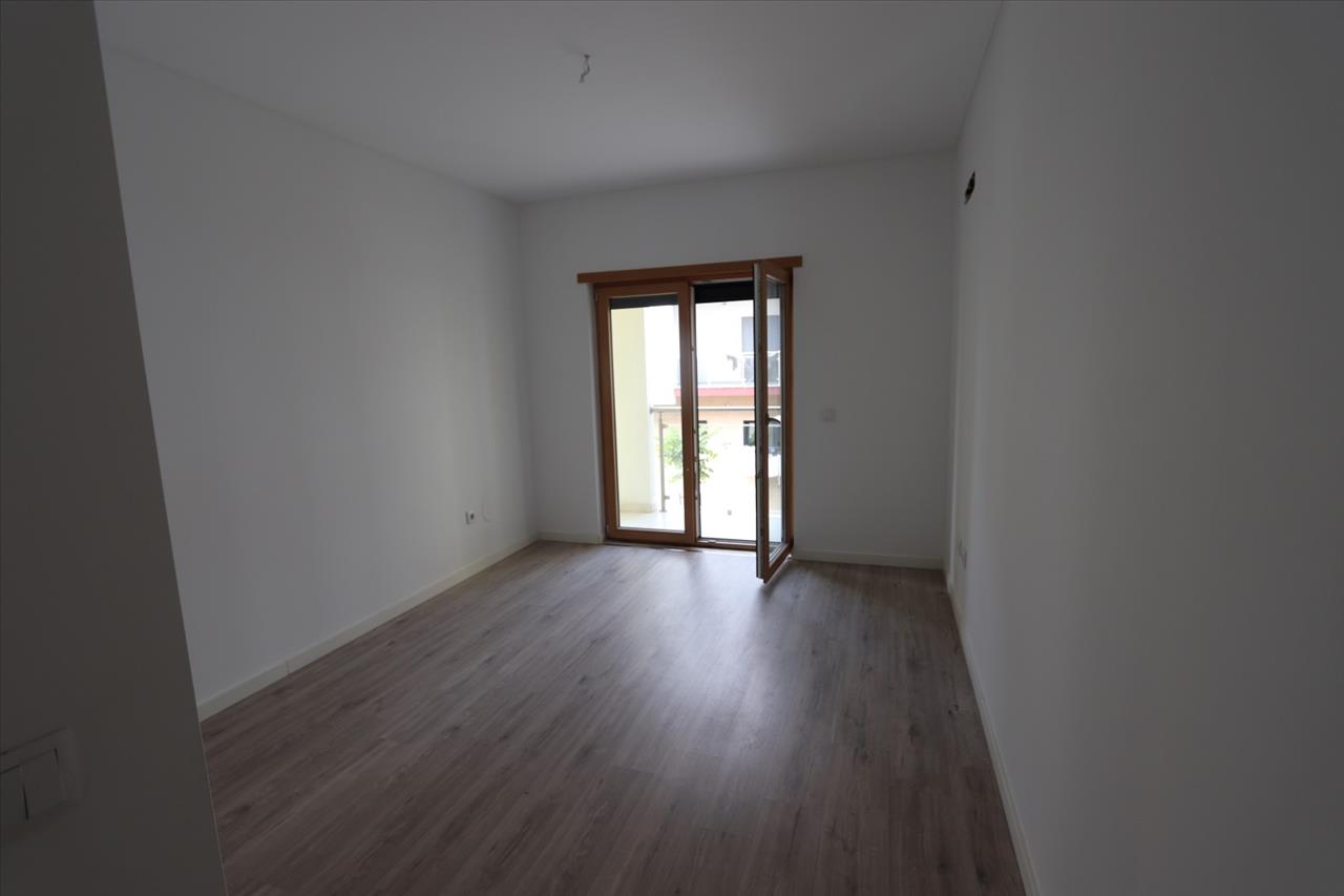 Apartamento T3 com Duas Varandas e Arrecadação, no Pinhal Novo - Image 12
